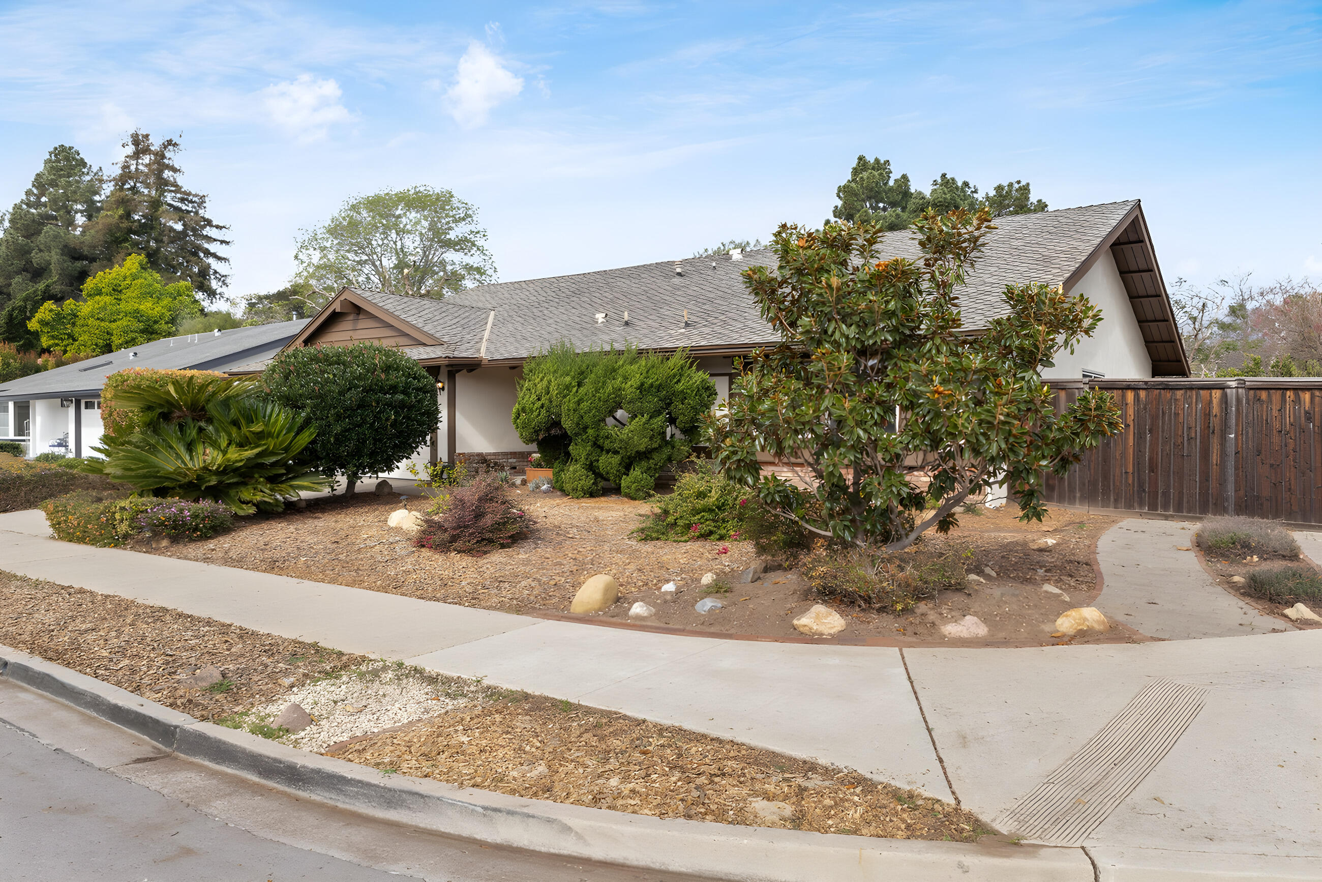 Santa Barbara, California 93111, United States, 3 Bedrooms Bedrooms, ,2 BathroomsBathrooms,Residential,Pending,8986