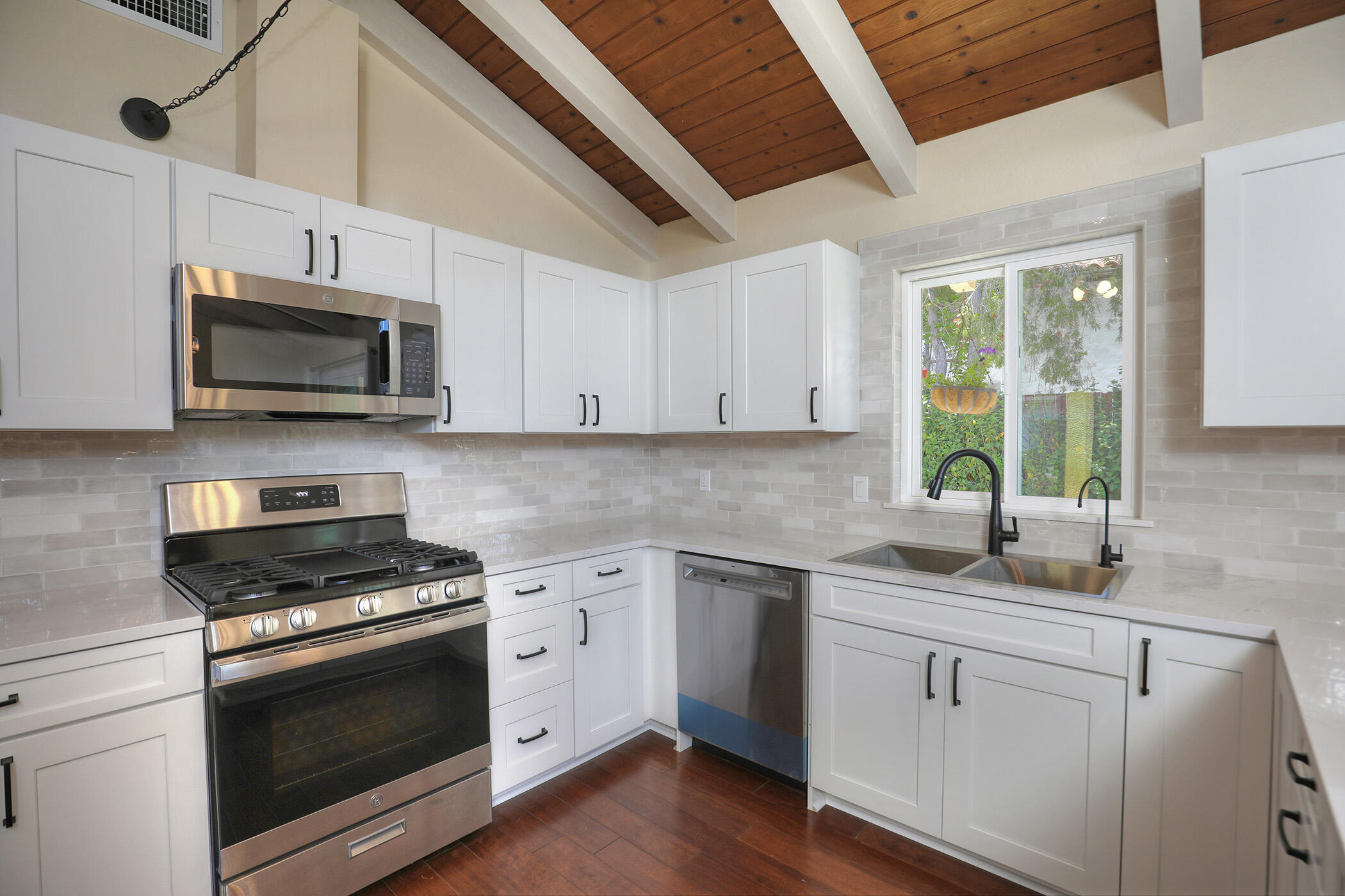 Santa Barbara, California 93105, United States, 3 Bedrooms Bedrooms, ,2 BathroomsBathrooms,Residential,Pending,183903