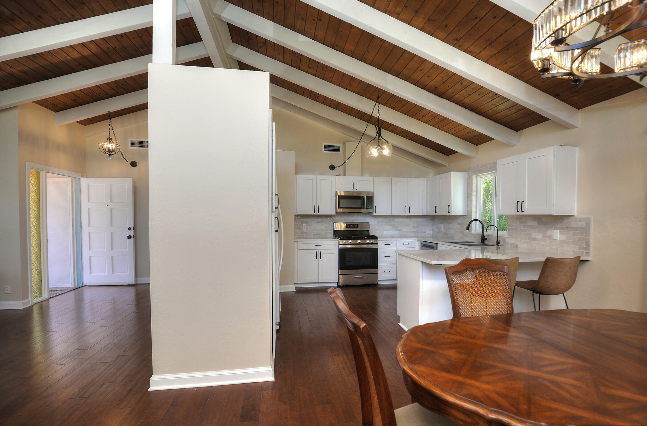 Santa Barbara, California 93105, United States, 3 Bedrooms Bedrooms, ,2 BathroomsBathrooms,Residential,Pending,183903