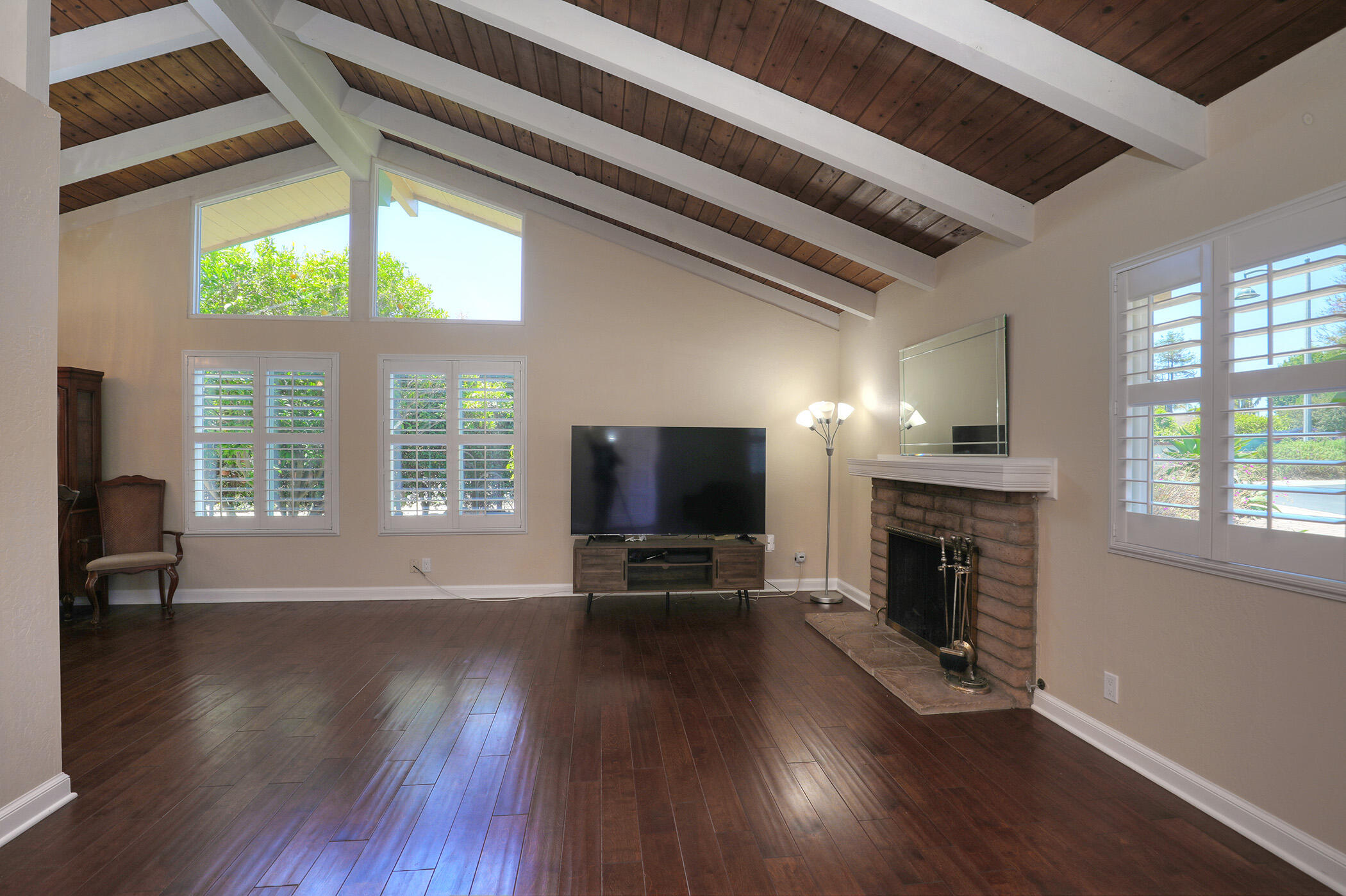 Santa Barbara, California 93105, United States, 3 Bedrooms Bedrooms, ,2 BathroomsBathrooms,Residential,Pending,183903