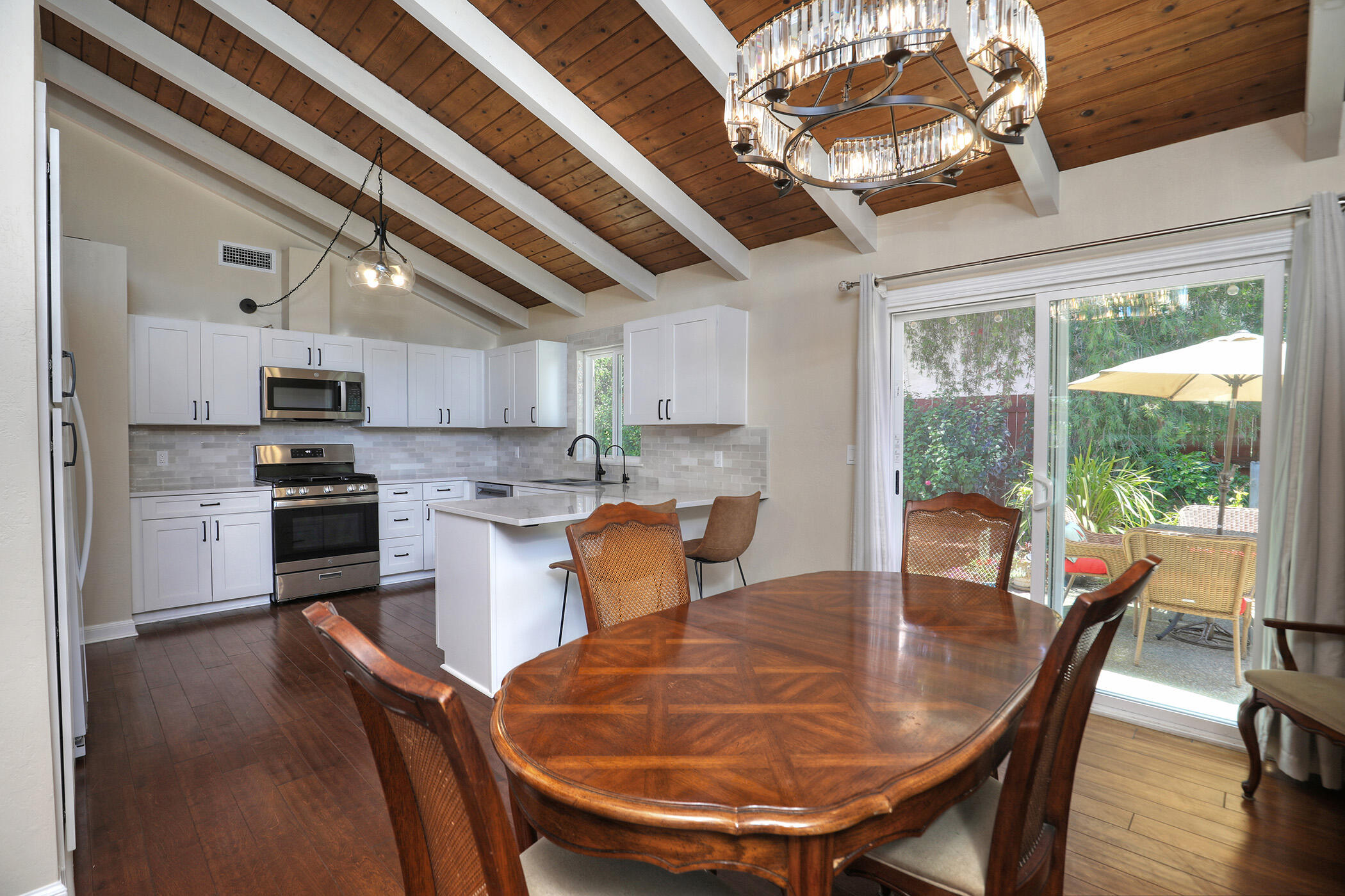 Santa Barbara, California 93105, United States, 3 Bedrooms Bedrooms, ,2 BathroomsBathrooms,Residential,Pending,183903