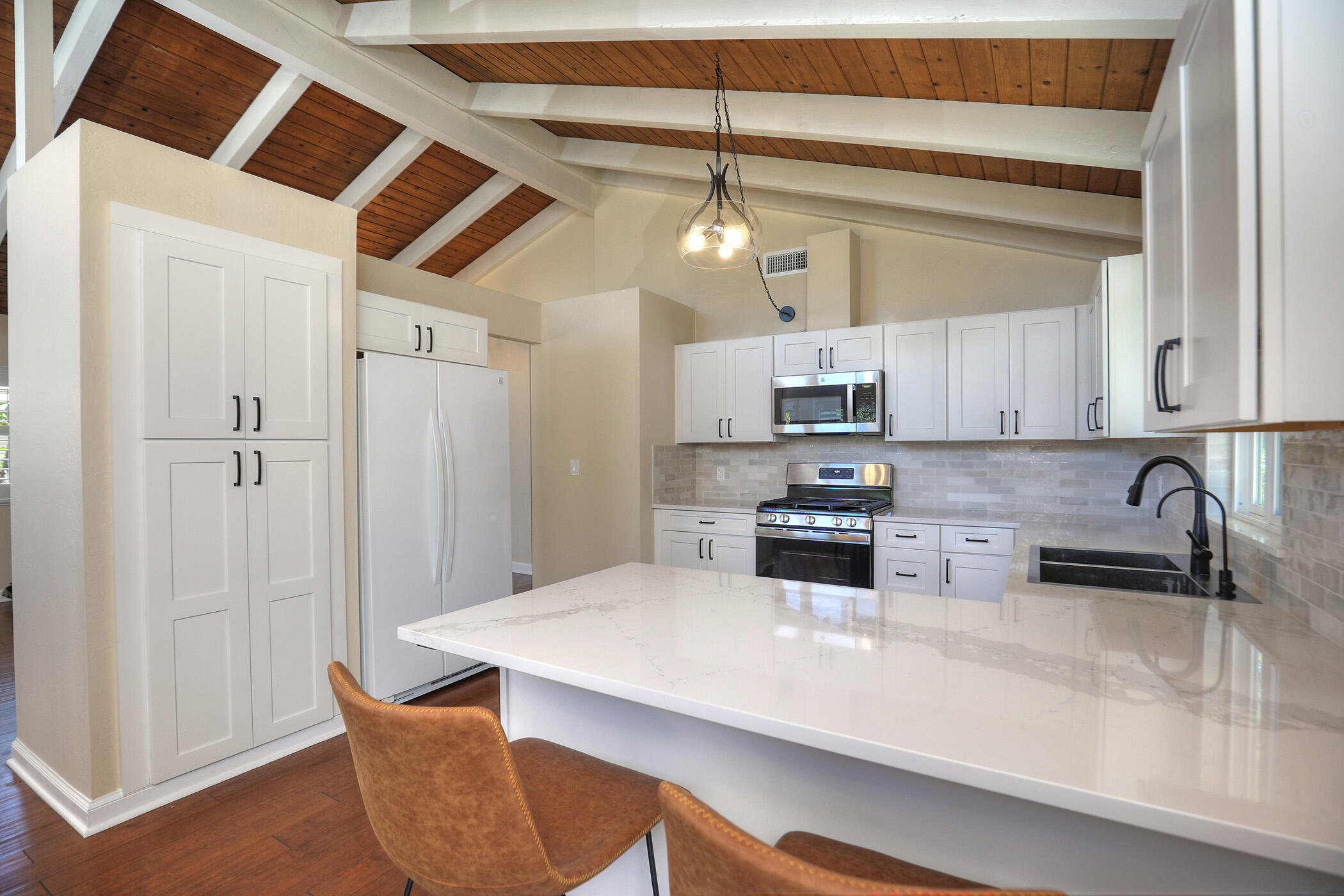 Santa Barbara, California 93105, United States, 3 Bedrooms Bedrooms, ,2 BathroomsBathrooms,Residential,Pending,183903