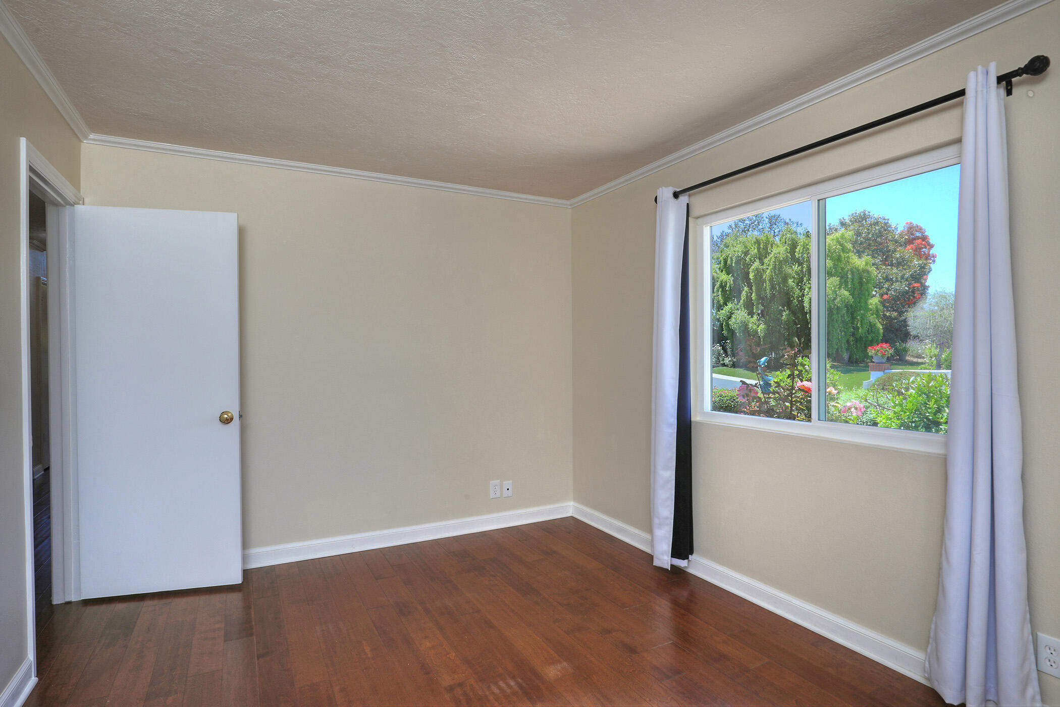 Santa Barbara, California 93105, United States, 3 Bedrooms Bedrooms, ,2 BathroomsBathrooms,Residential,Pending,183903