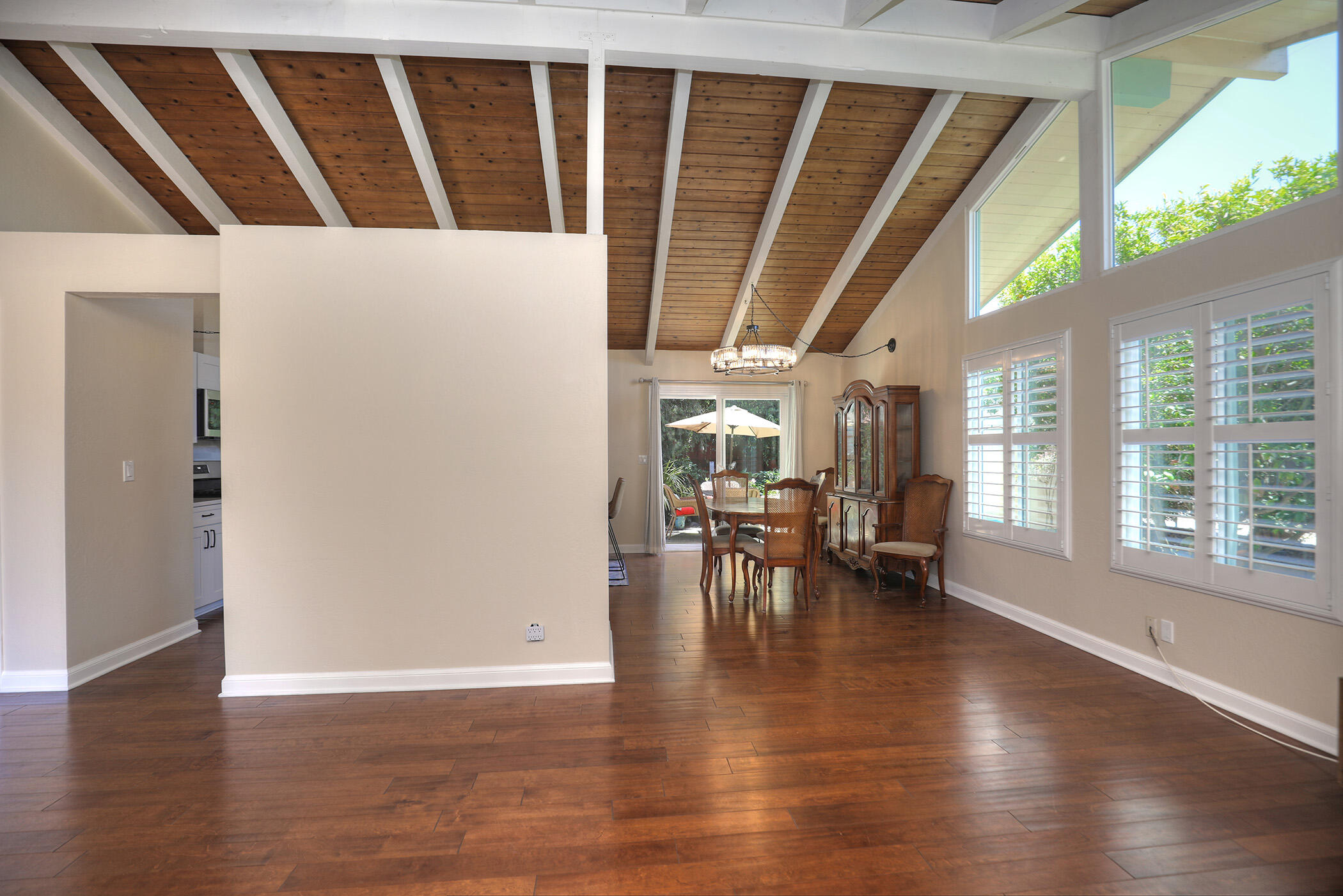 Santa Barbara, California 93105, United States, 3 Bedrooms Bedrooms, ,2 BathroomsBathrooms,Residential,Pending,183903