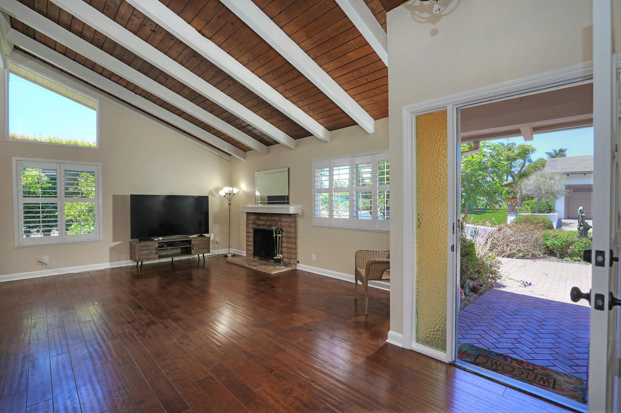 Santa Barbara, California 93105, United States, 3 Bedrooms Bedrooms, ,2 BathroomsBathrooms,Residential,Pending,183903