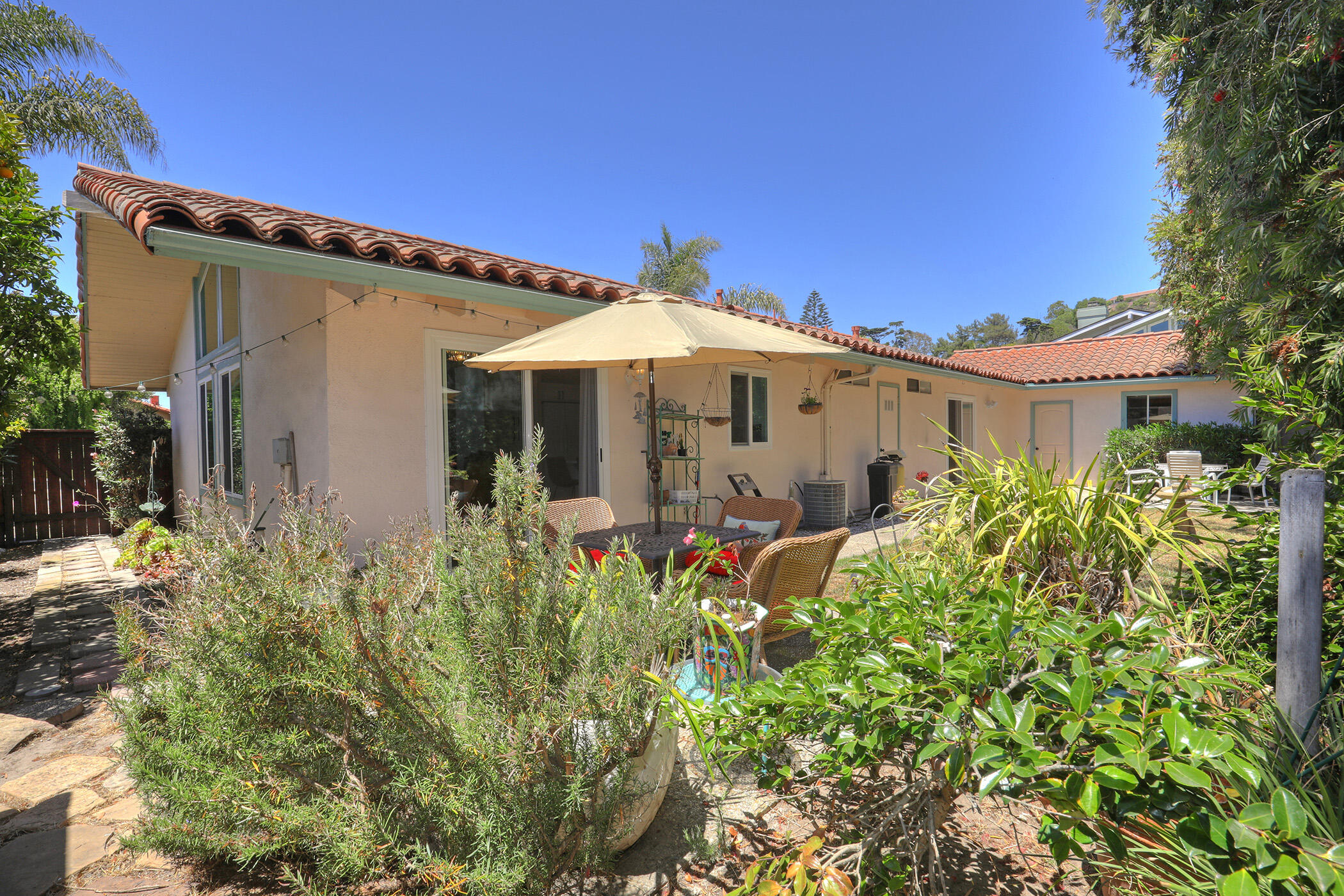 Santa Barbara, California 93105, United States, 3 Bedrooms Bedrooms, ,2 BathroomsBathrooms,Residential,Pending,183903