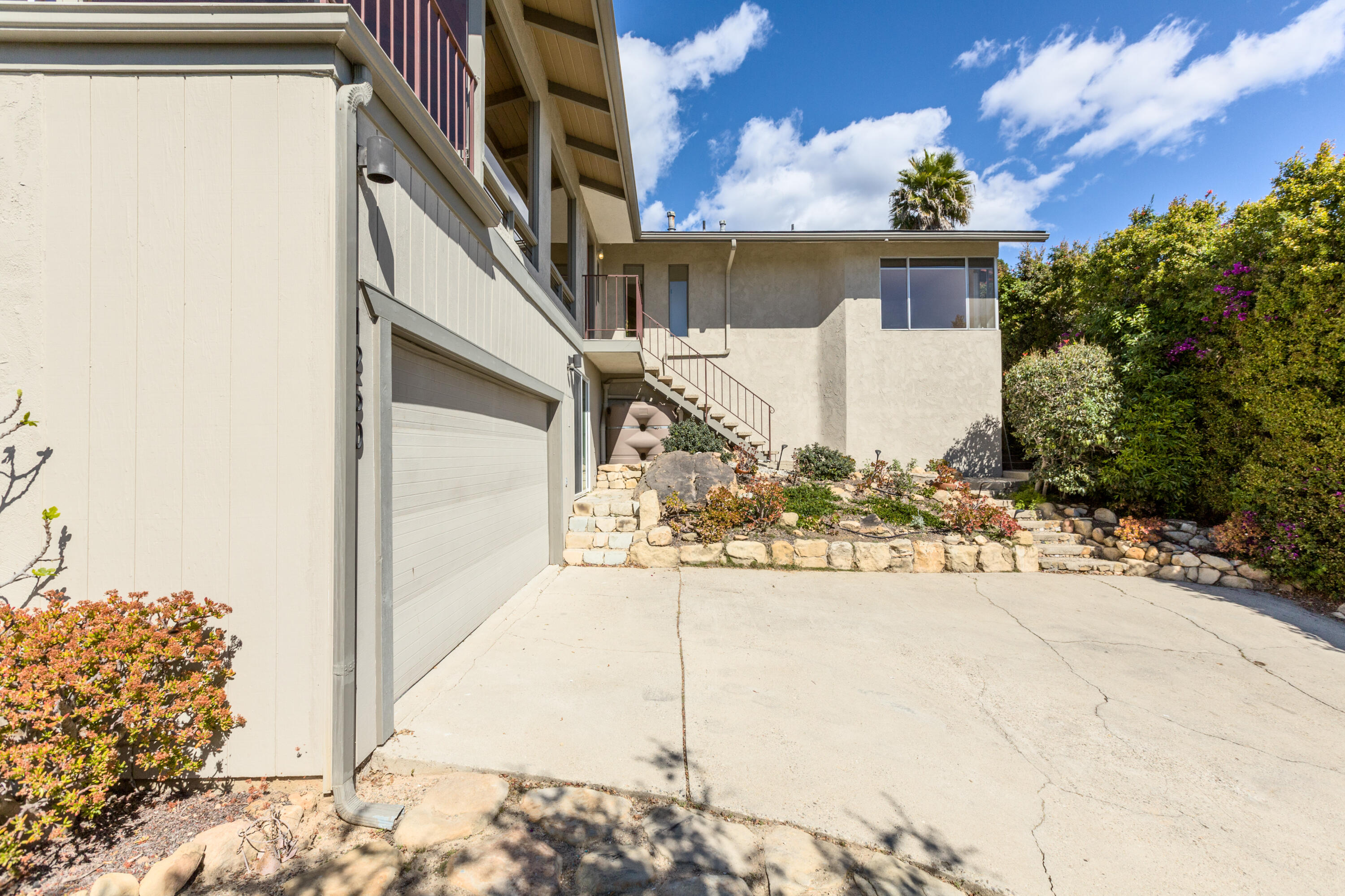 Santa Barbara, California 93103, United States, 3 Bedrooms Bedrooms, ,2 BathroomsBathrooms,Residential,Active,136279