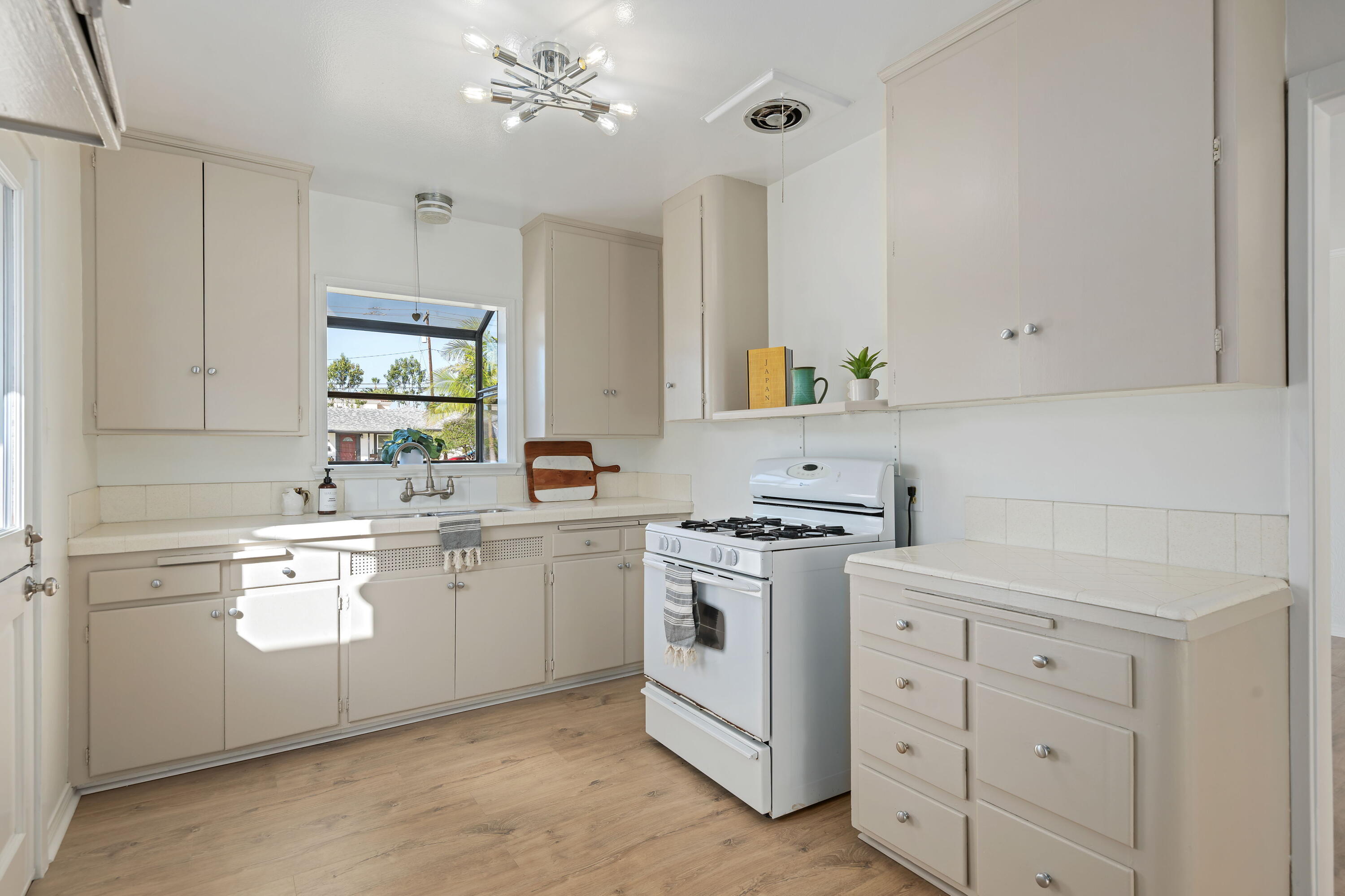 Ventura, California 93003, United States, 3 Bedrooms Bedrooms, ,2 BathroomsBathrooms,Residential,Active,238768