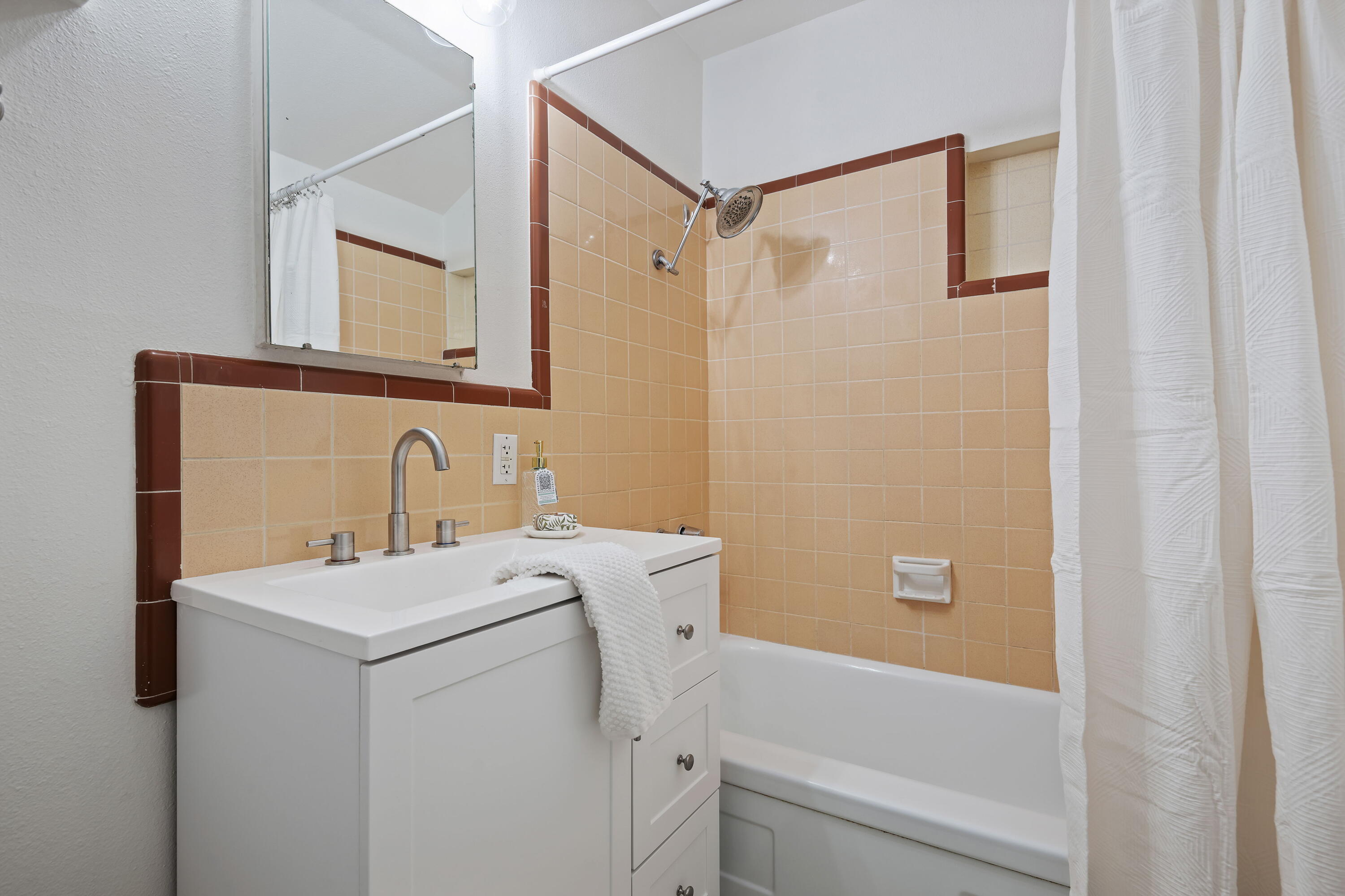 Ventura, California 93003, United States, 3 Bedrooms Bedrooms, ,2 BathroomsBathrooms,Residential,Active,238768