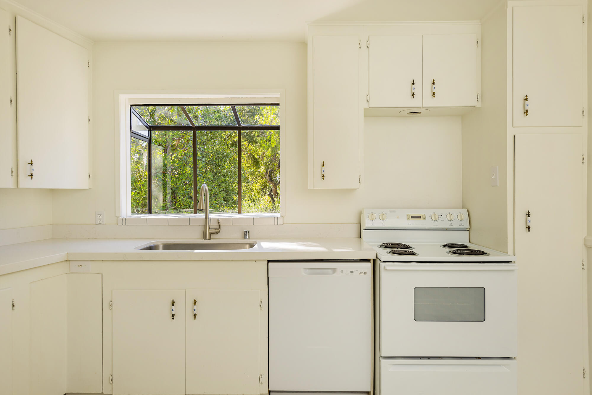 Ojai, California 93023, United States, 2 Bedrooms Bedrooms, ,2 BathroomsBathrooms,Residential,Active,173051