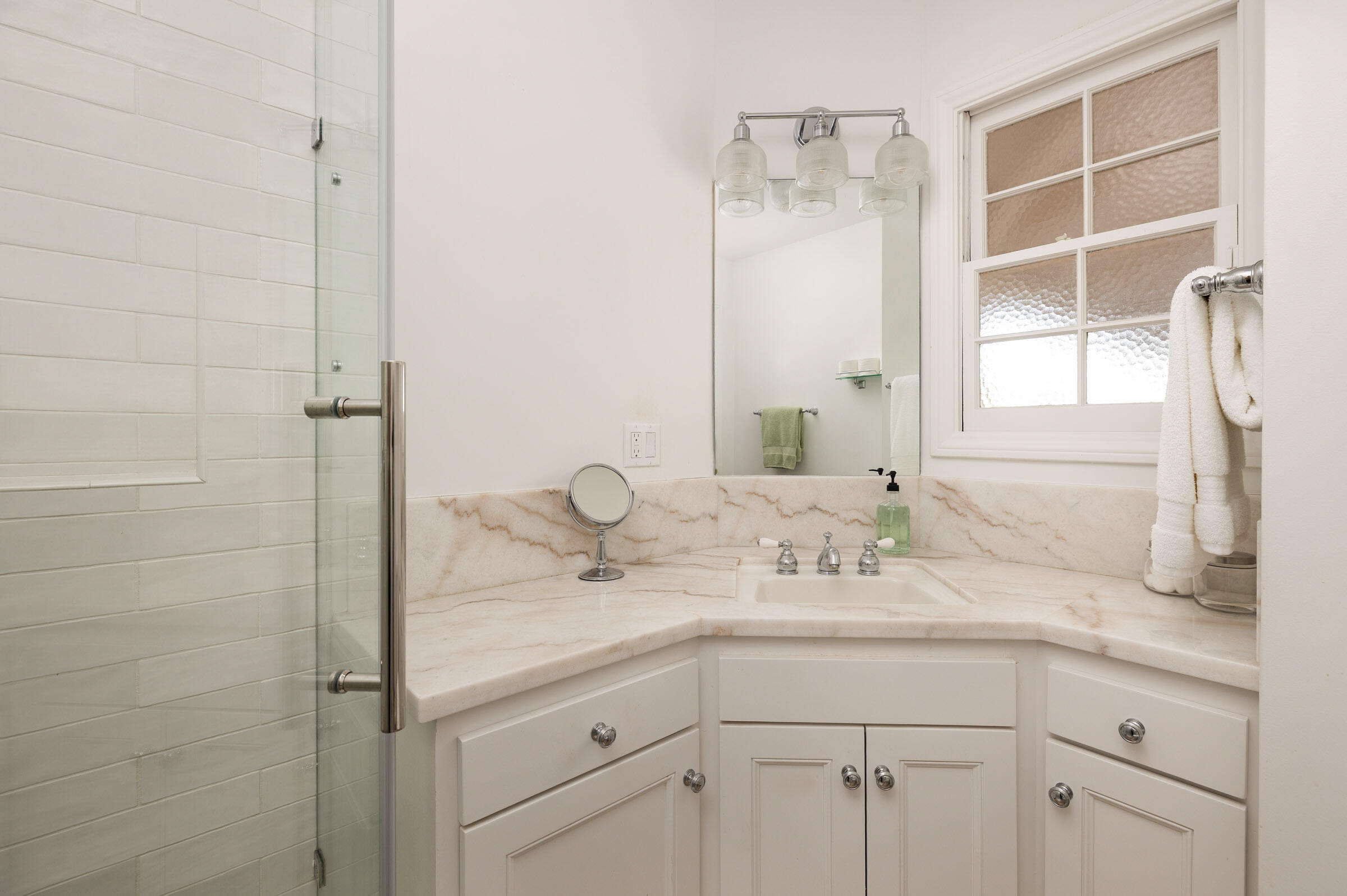 Montecito, California 93108, United States, 3 Bedrooms Bedrooms, ,4 BathroomsBathrooms,Residential,Active,254447