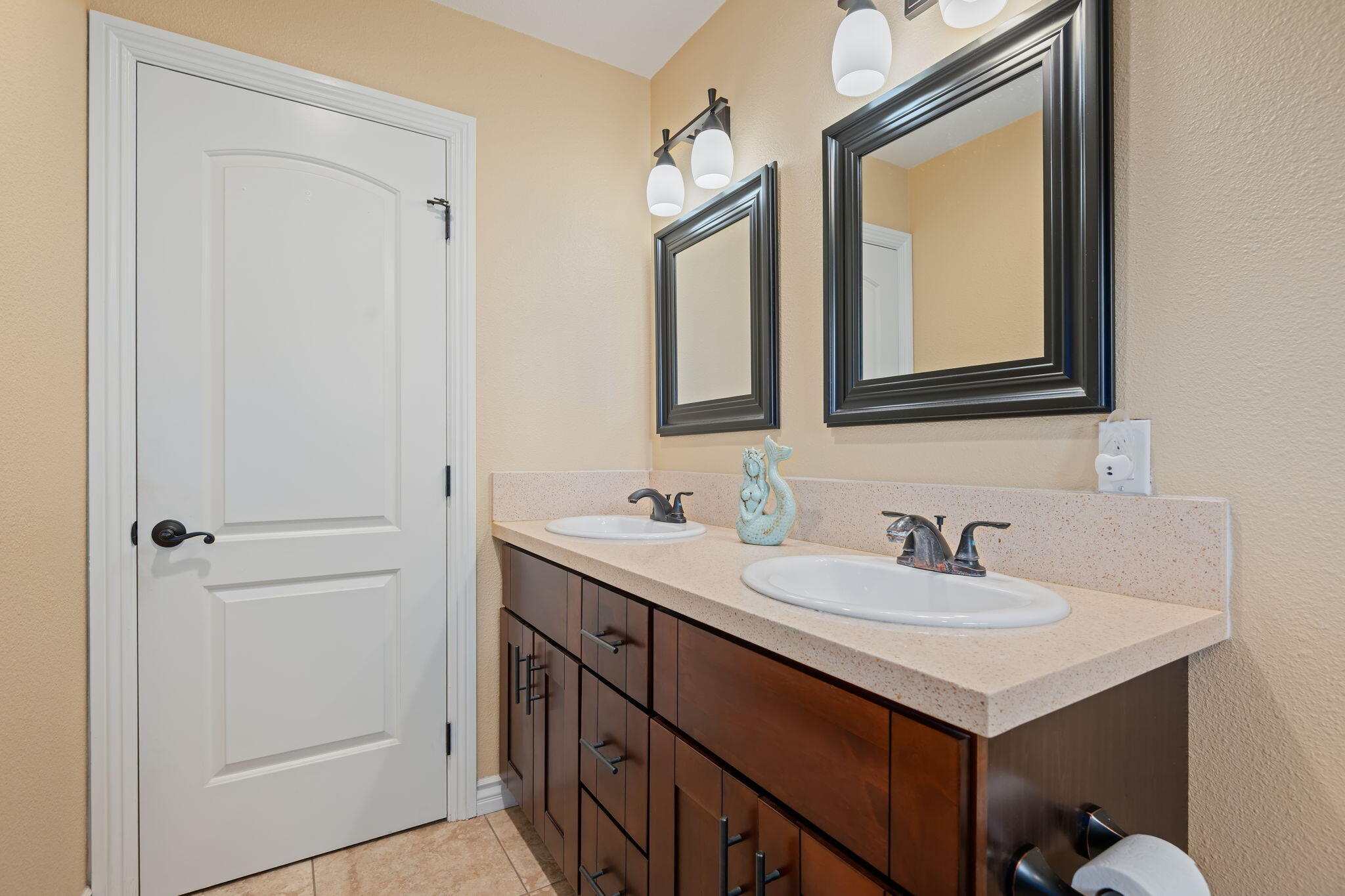 Ventura, California 93003, United States, 4 Bedrooms Bedrooms, ,3 BathroomsBathrooms,Residential,Active,134613