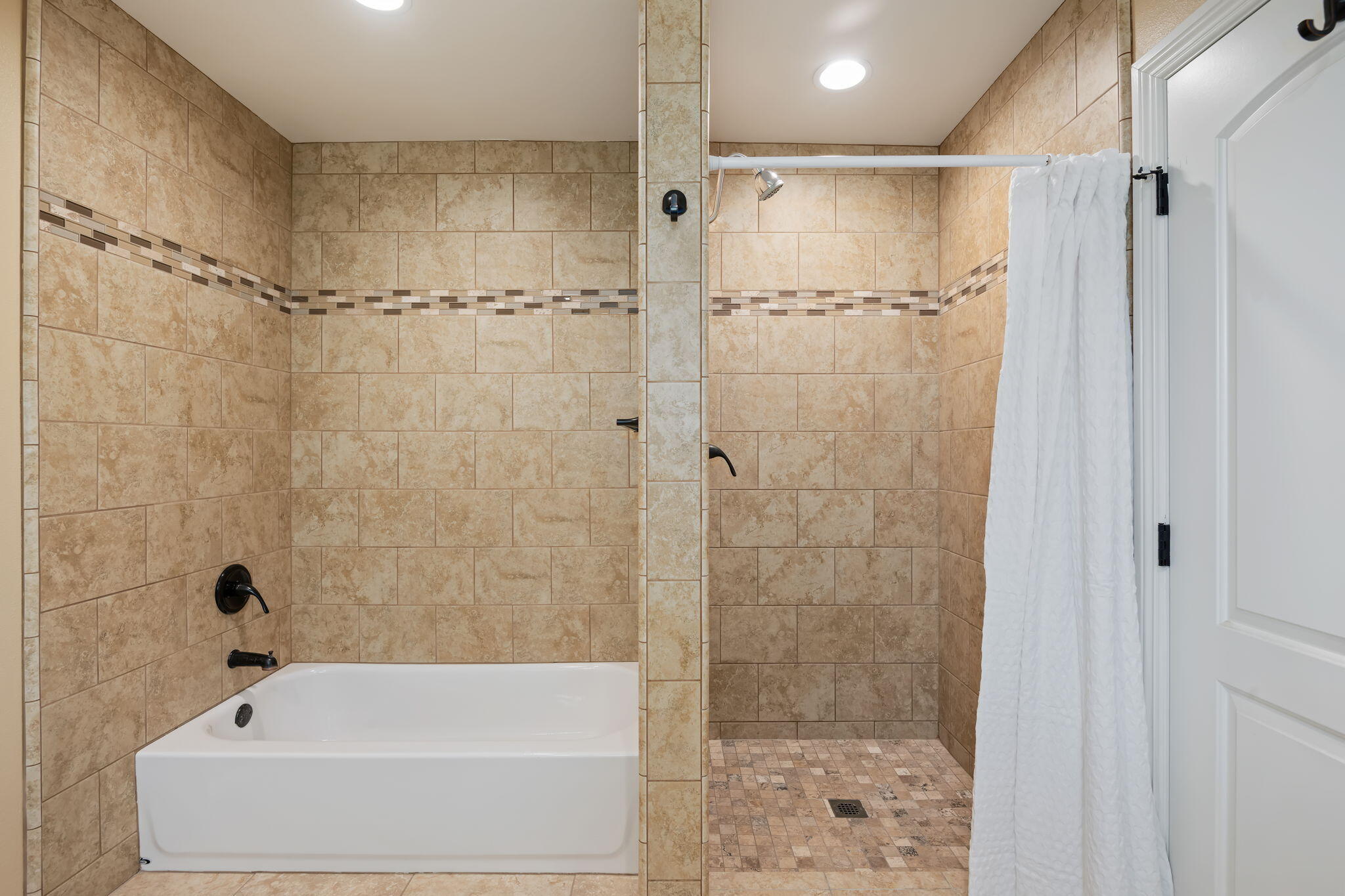 Ventura, California 93003, United States, 4 Bedrooms Bedrooms, ,3 BathroomsBathrooms,Residential,Active,134613