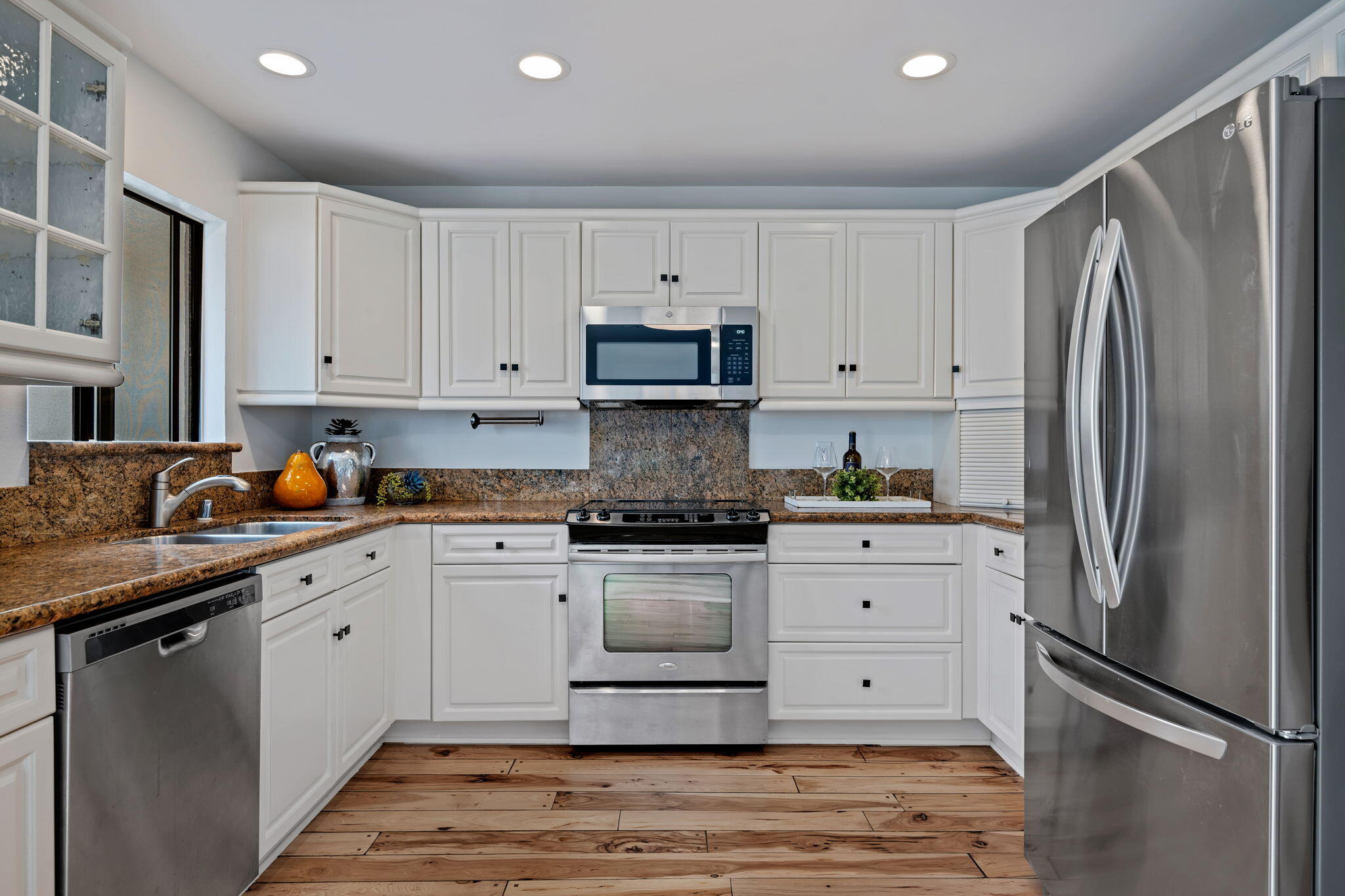 Santa Barbara, California 93103, United States, 2 Bedrooms Bedrooms, ,3 BathroomsBathrooms,Residential,Active,219144