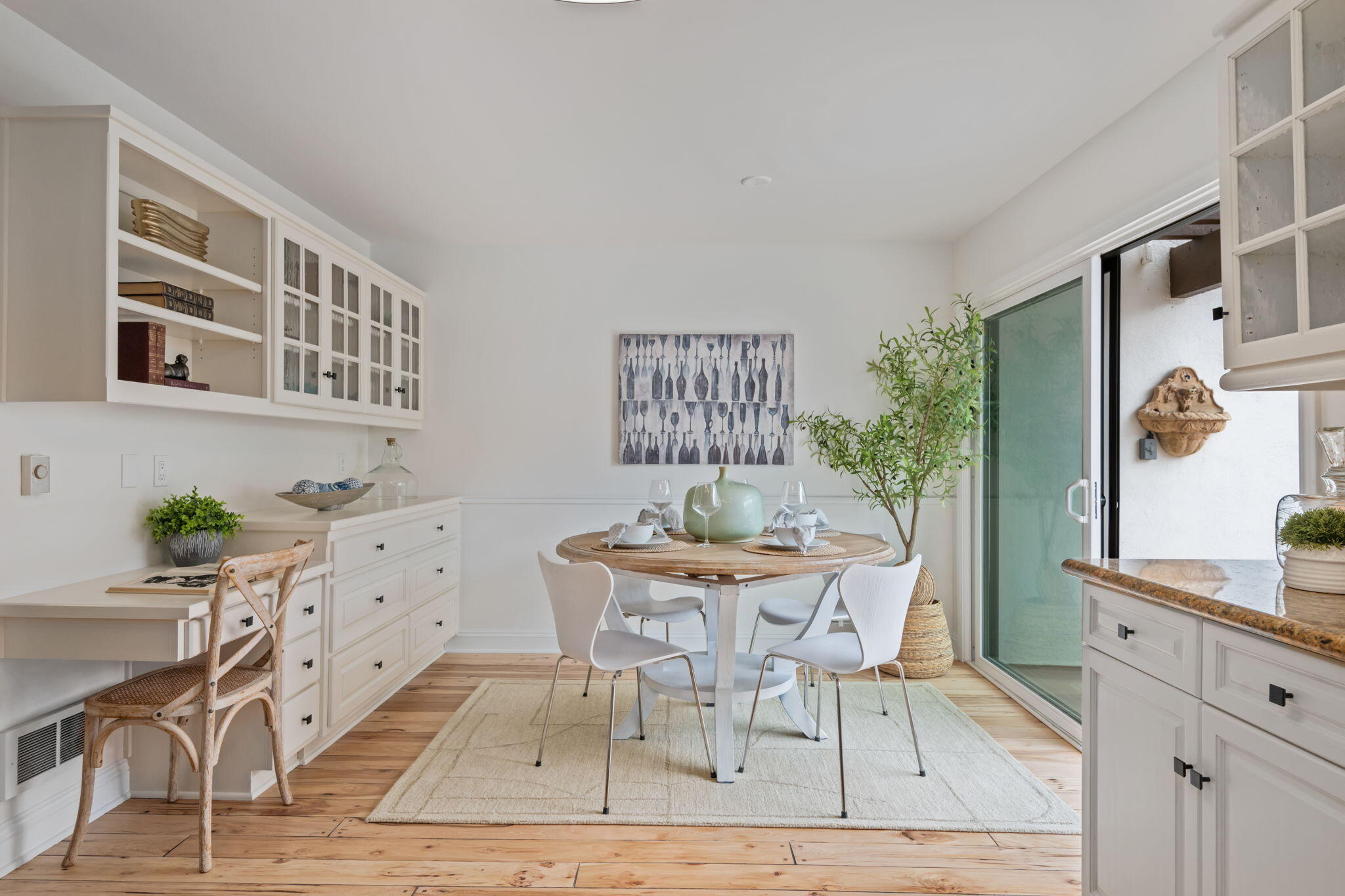 Santa Barbara, California 93103, United States, 2 Bedrooms Bedrooms, ,3 BathroomsBathrooms,Residential,Active,219144