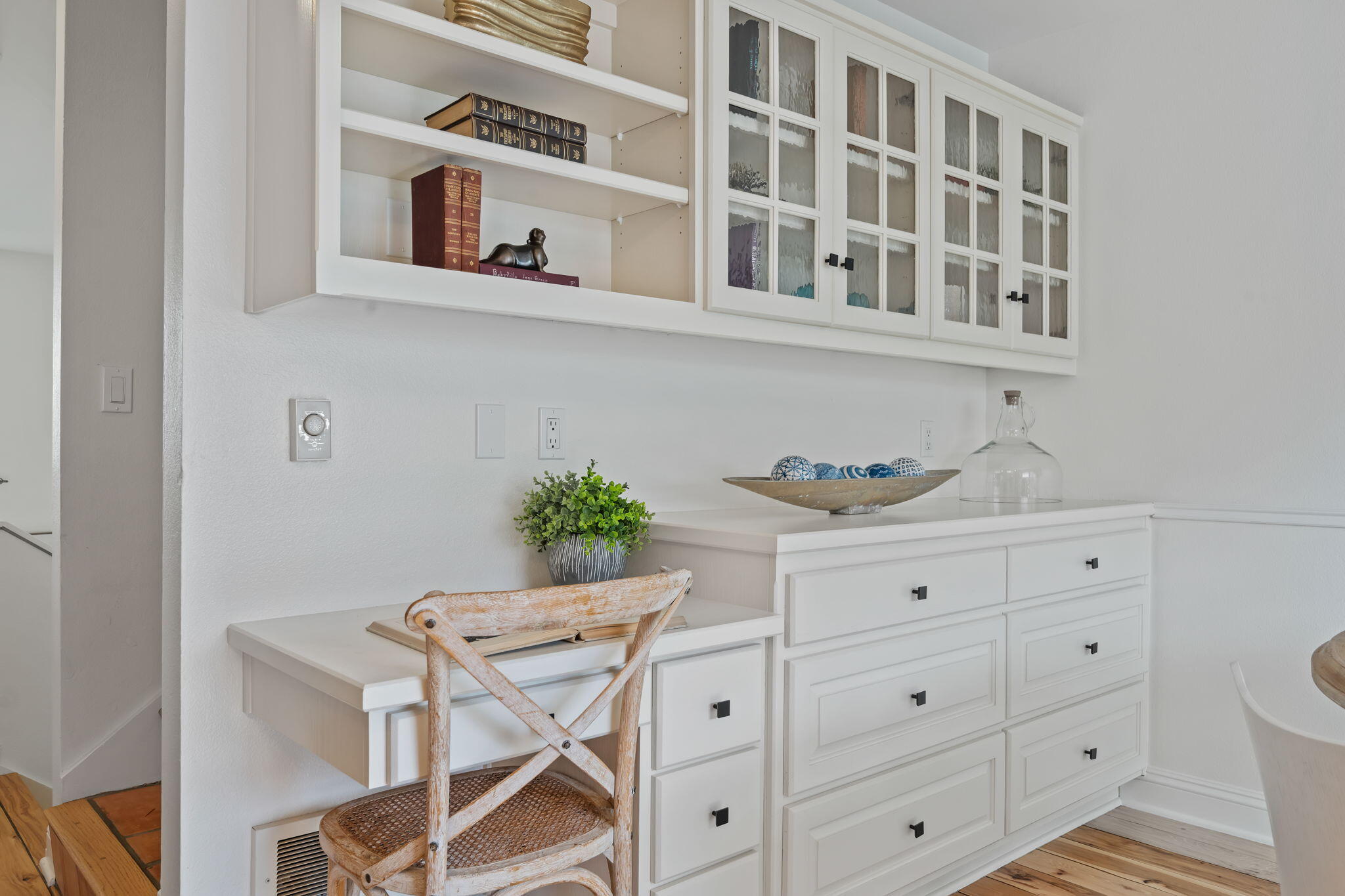 Santa Barbara, California 93103, United States, 2 Bedrooms Bedrooms, ,3 BathroomsBathrooms,Residential,Active,219144