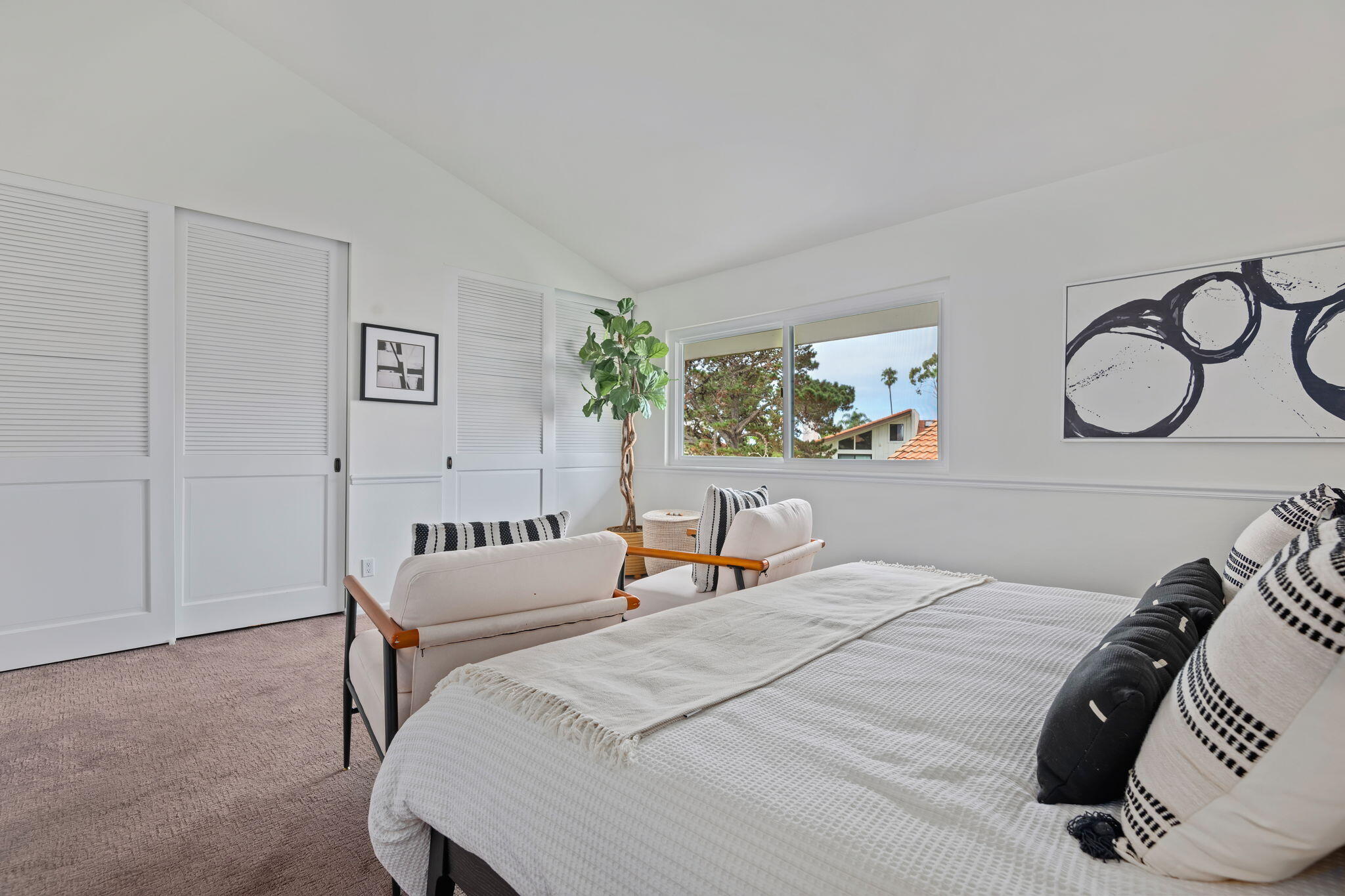 Santa Barbara, California 93103, United States, 2 Bedrooms Bedrooms, ,3 BathroomsBathrooms,Residential,Active,219144