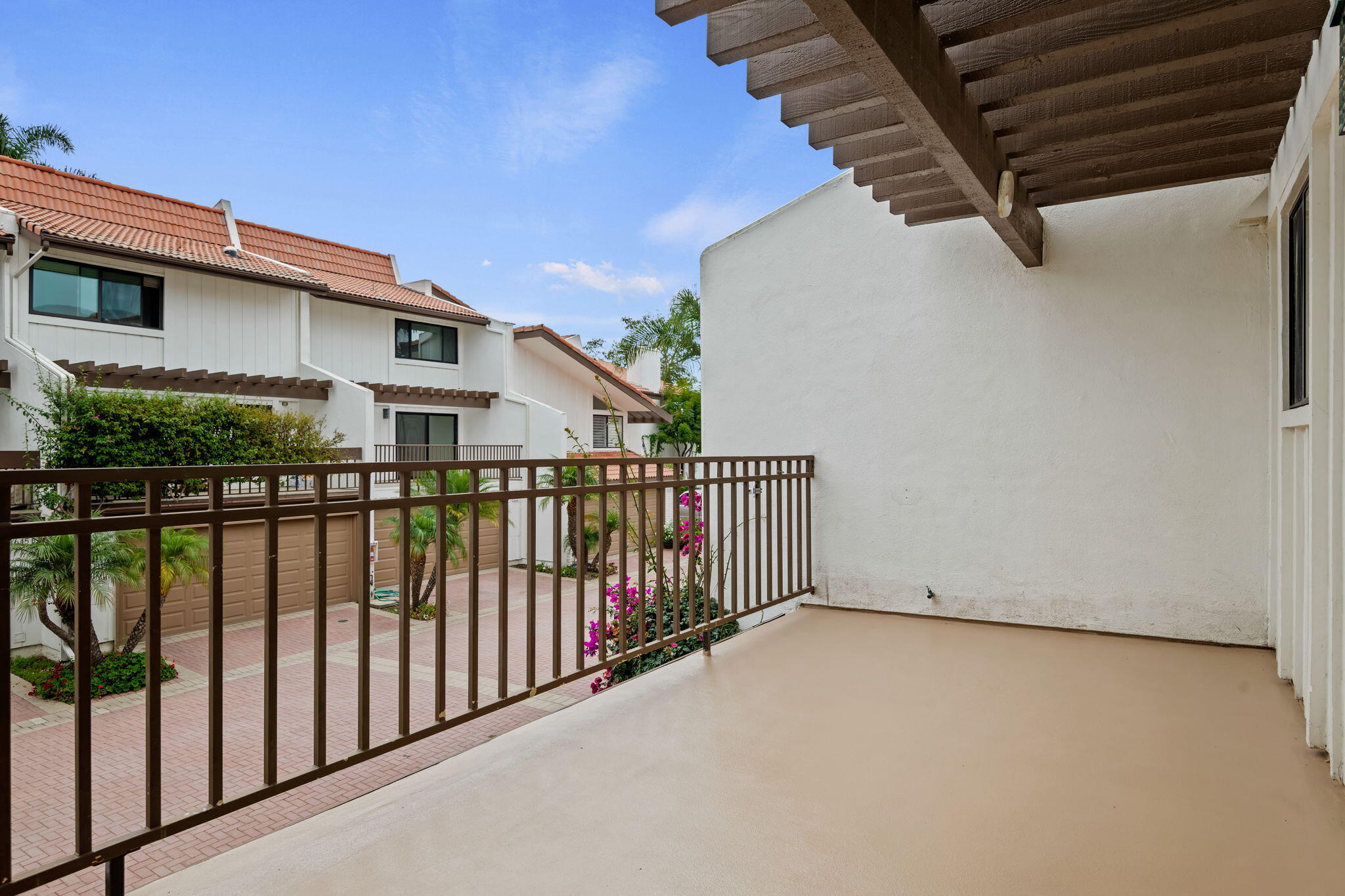 Santa Barbara, California 93103, United States, 2 Bedrooms Bedrooms, ,3 BathroomsBathrooms,Residential,Active,219144