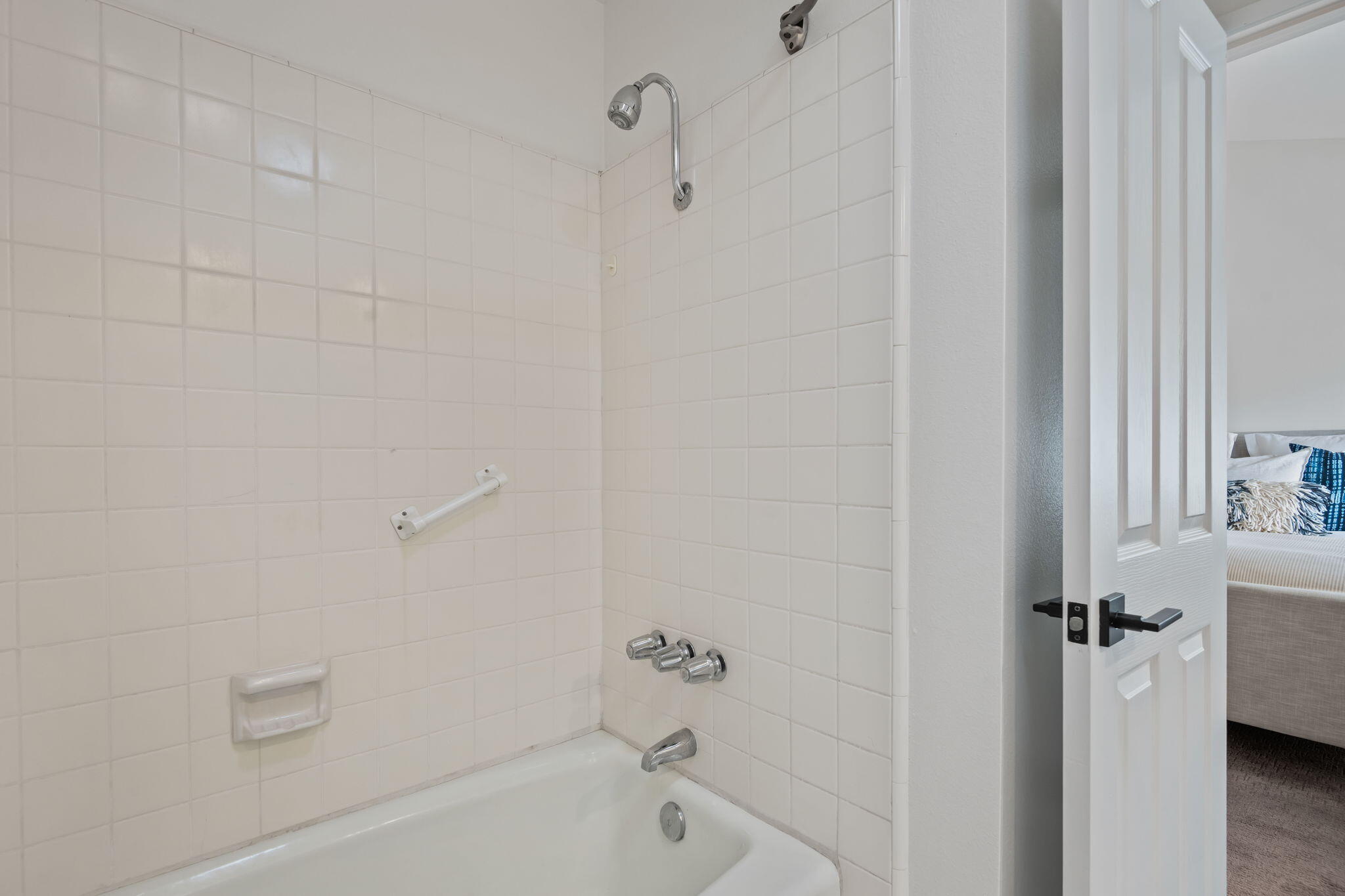 Santa Barbara, California 93103, United States, 2 Bedrooms Bedrooms, ,3 BathroomsBathrooms,Residential,Active,219144