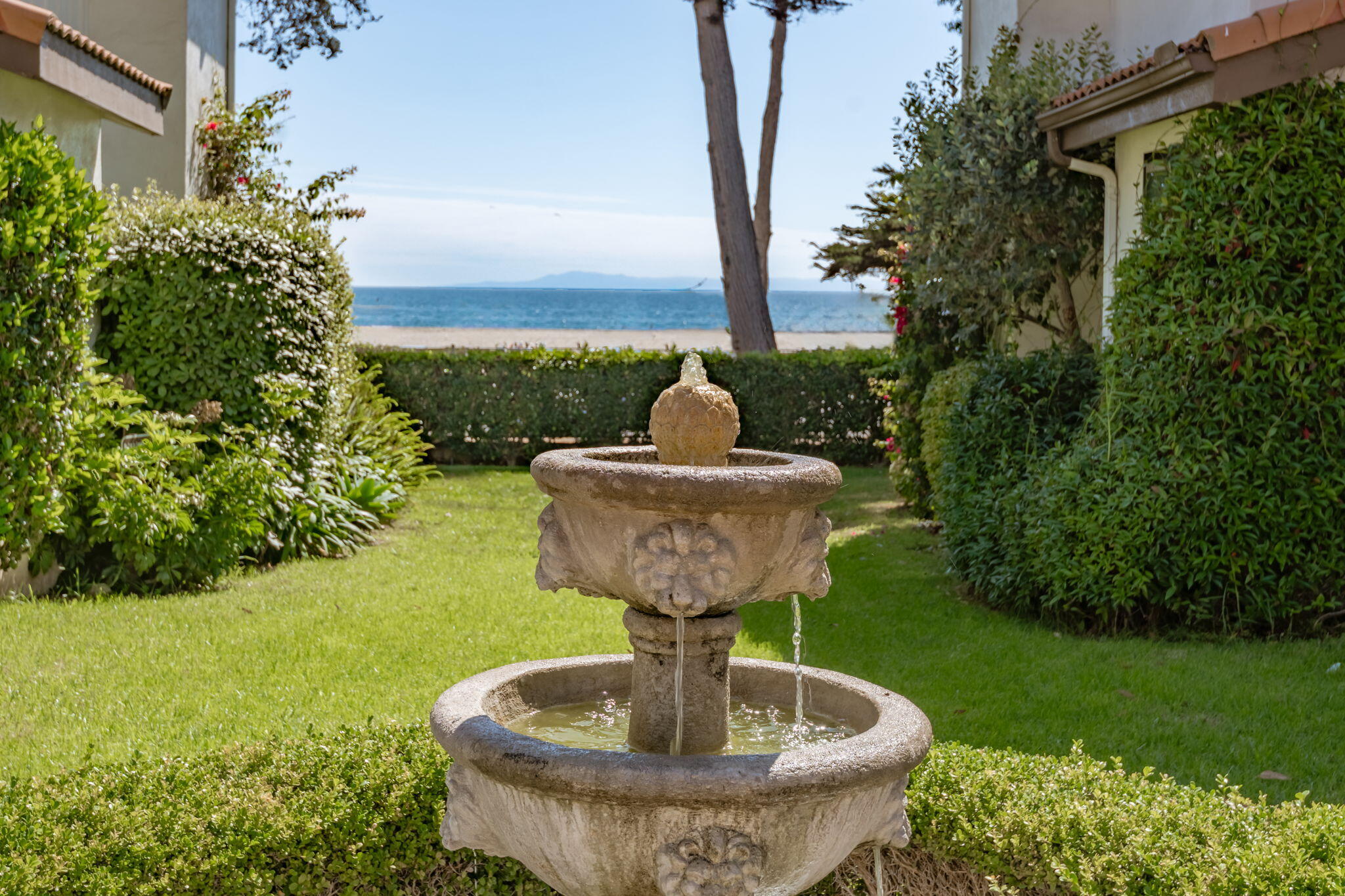 Santa Barbara, California 93103, United States, 2 Bedrooms Bedrooms, ,3 BathroomsBathrooms,Residential,Active,219144