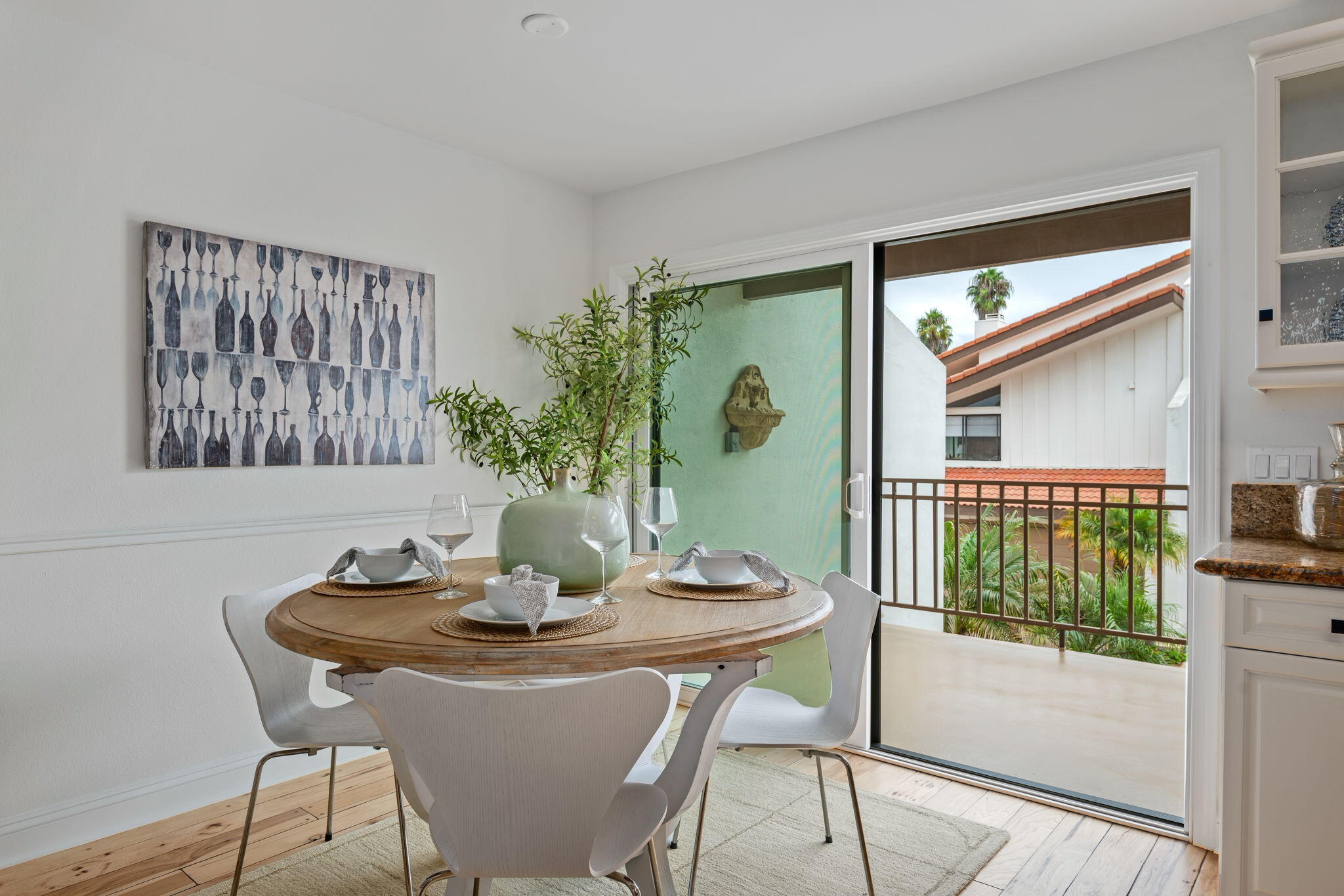 Santa Barbara, California 93103, United States, 2 Bedrooms Bedrooms, ,3 BathroomsBathrooms,Residential,Active,219144