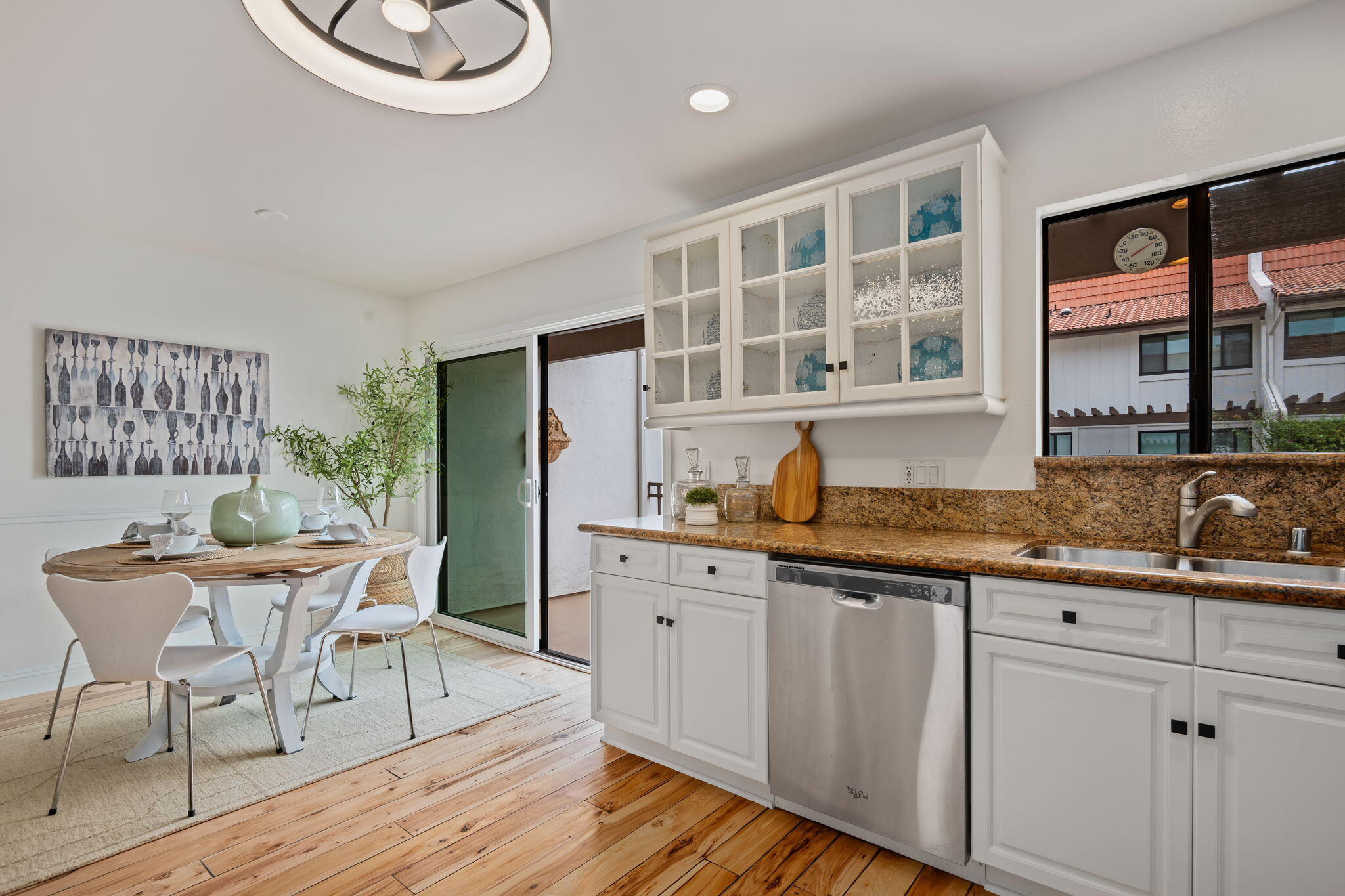 Santa Barbara, California 93103, United States, 2 Bedrooms Bedrooms, ,3 BathroomsBathrooms,Residential,Active,219144