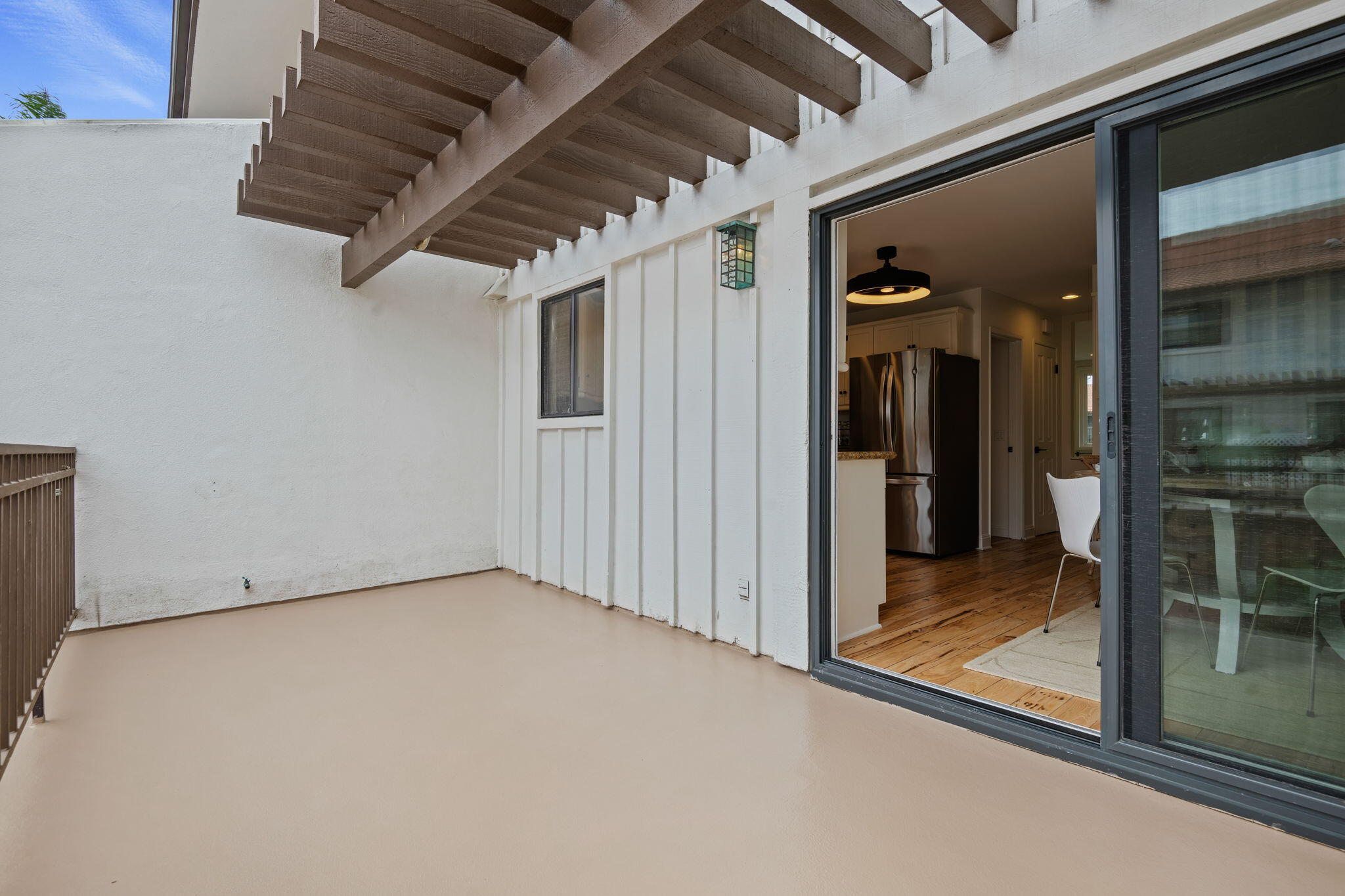 Santa Barbara, California 93103, United States, 2 Bedrooms Bedrooms, ,3 BathroomsBathrooms,Residential,Active,219144