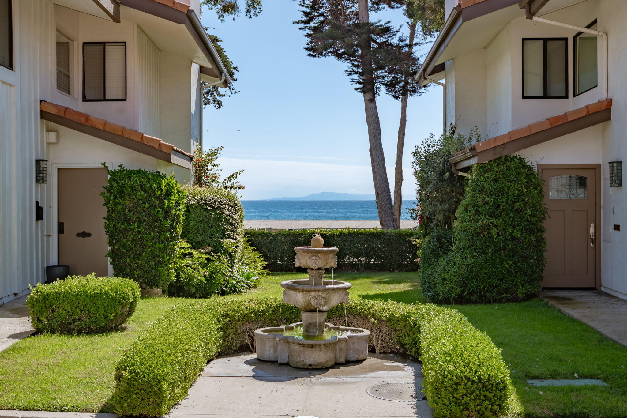 Santa Barbara, California 93103, United States, 2 Bedrooms Bedrooms, ,3 BathroomsBathrooms,Residential,Active,219144