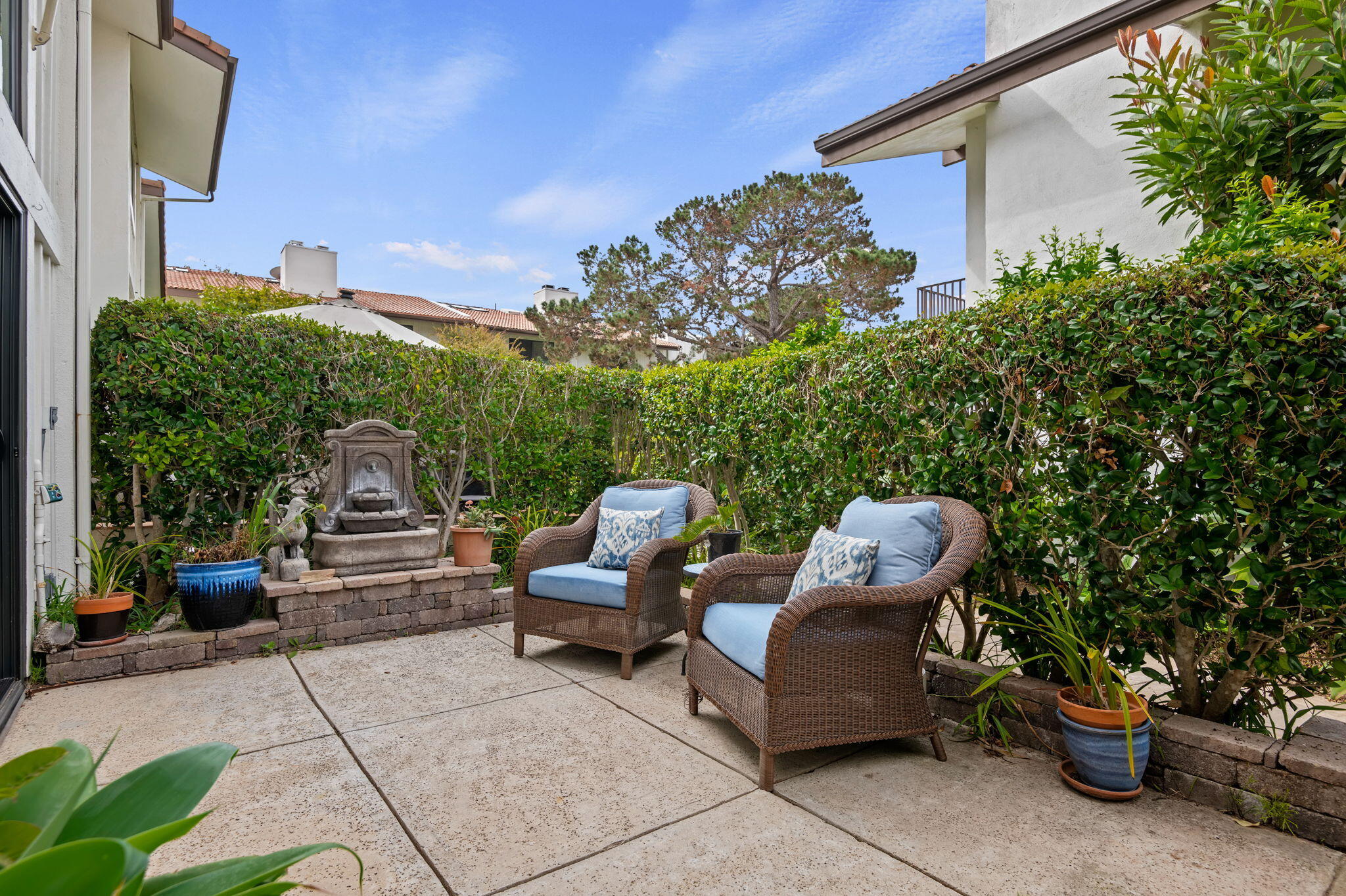 Santa Barbara, California 93103, United States, 2 Bedrooms Bedrooms, ,3 BathroomsBathrooms,Residential,Active,219144