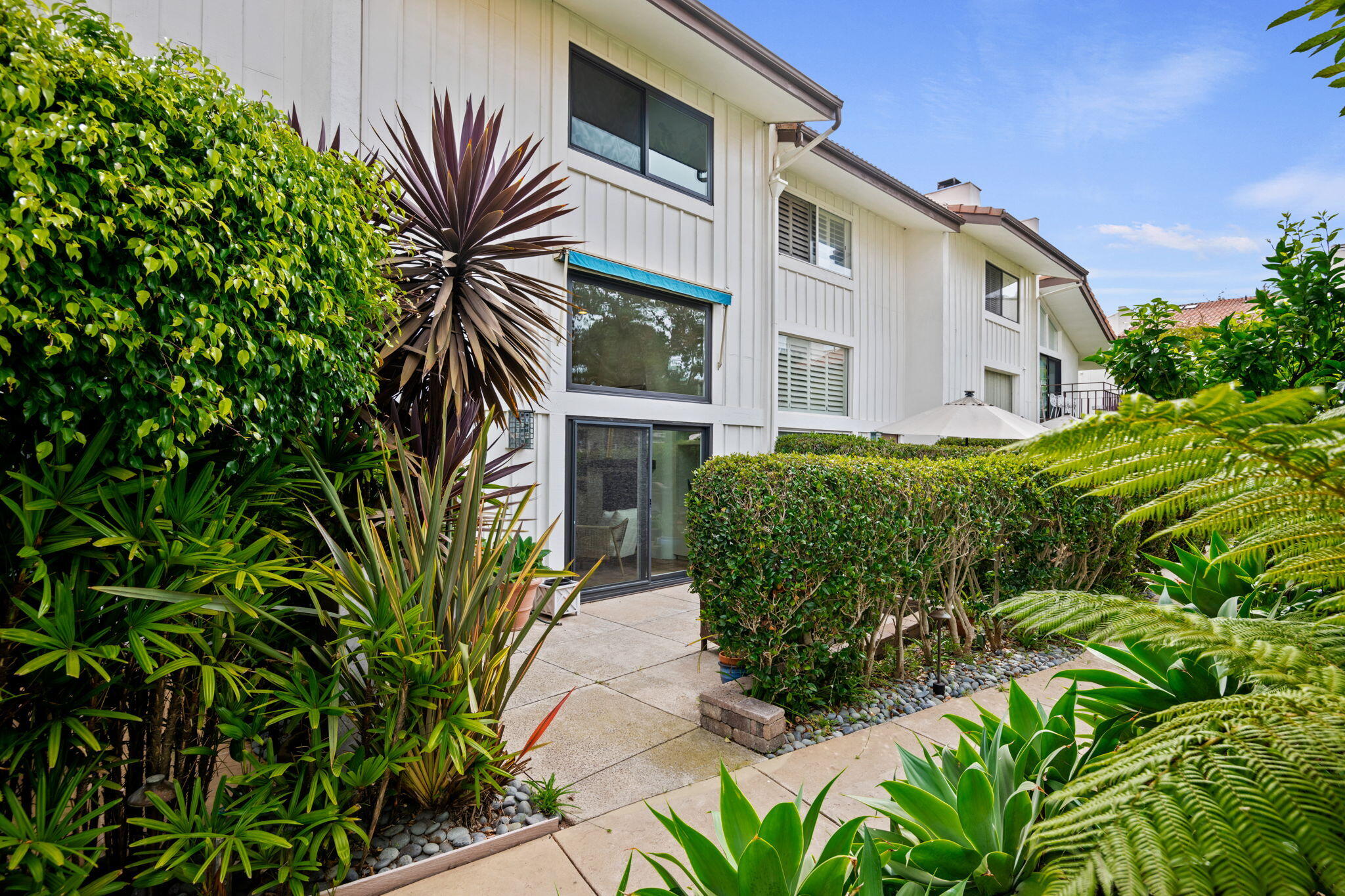 Santa Barbara, California 93103, United States, 2 Bedrooms Bedrooms, ,3 BathroomsBathrooms,Residential,Active,219144