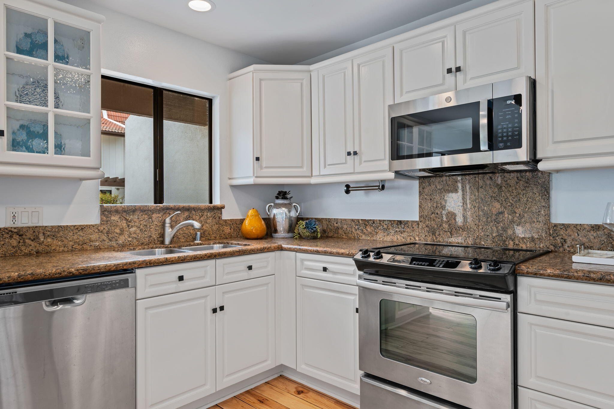 Santa Barbara, California 93103, United States, 2 Bedrooms Bedrooms, ,3 BathroomsBathrooms,Residential,Active,219144