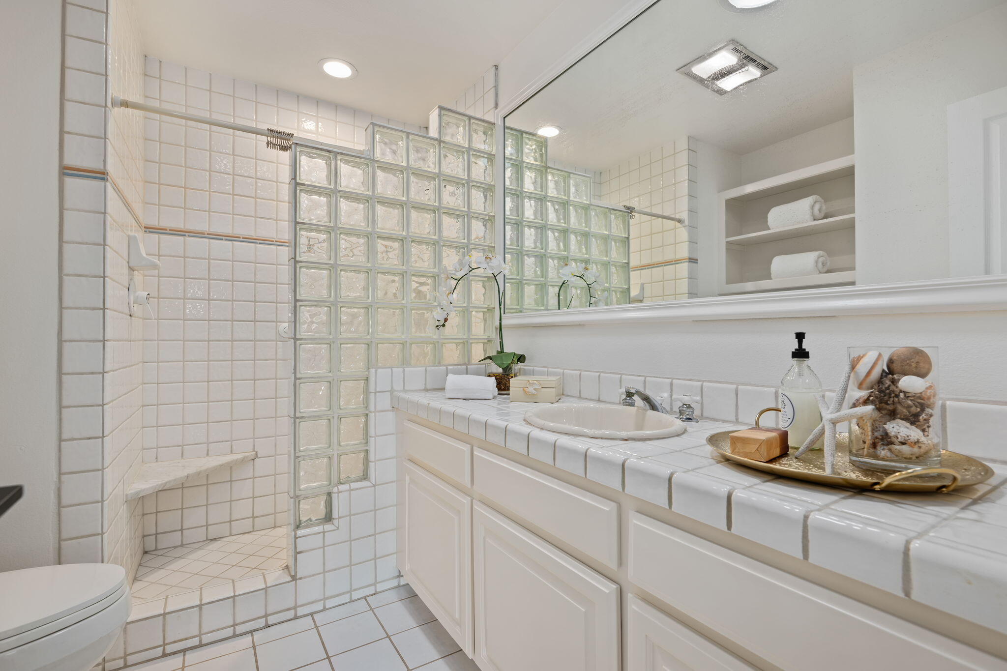 Santa Barbara, California 93103, United States, 2 Bedrooms Bedrooms, ,3 BathroomsBathrooms,Residential,Active,219144