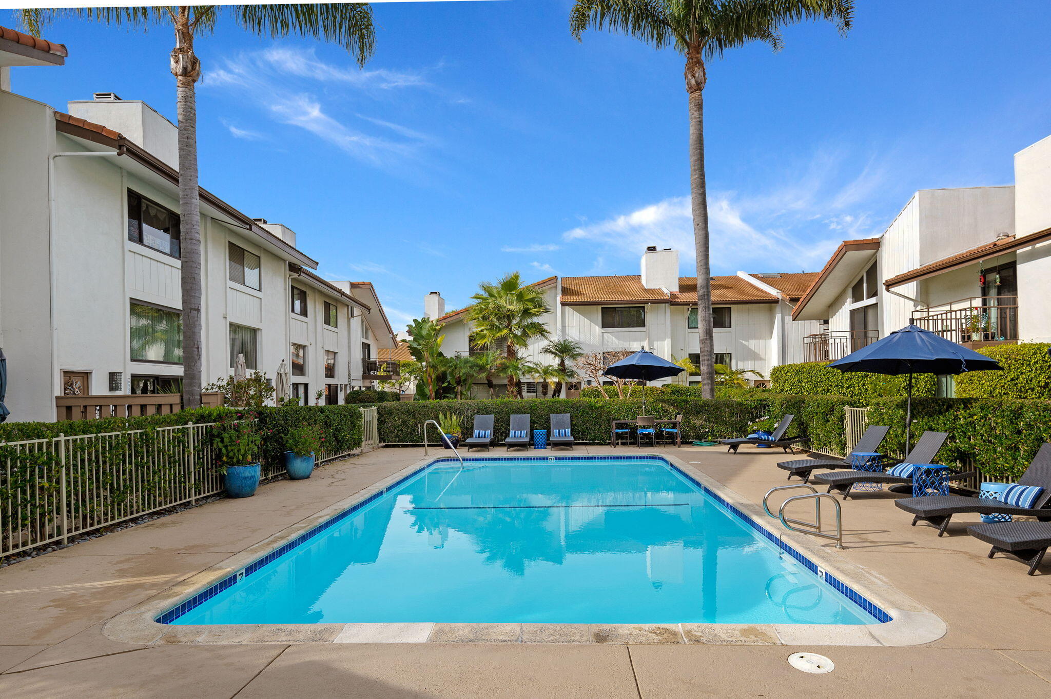 Santa Barbara, California 93103, United States, 2 Bedrooms Bedrooms, ,3 BathroomsBathrooms,Residential,Active,219144