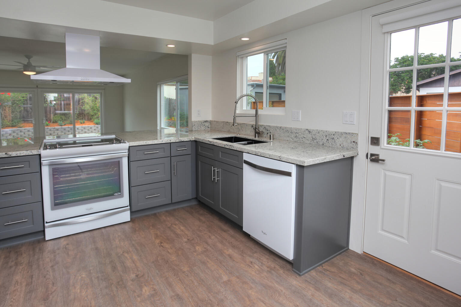 Santa Barbara, California 93105, United States, 3 Bedrooms Bedrooms, ,3 BathroomsBathrooms,Residential,Pending,221283