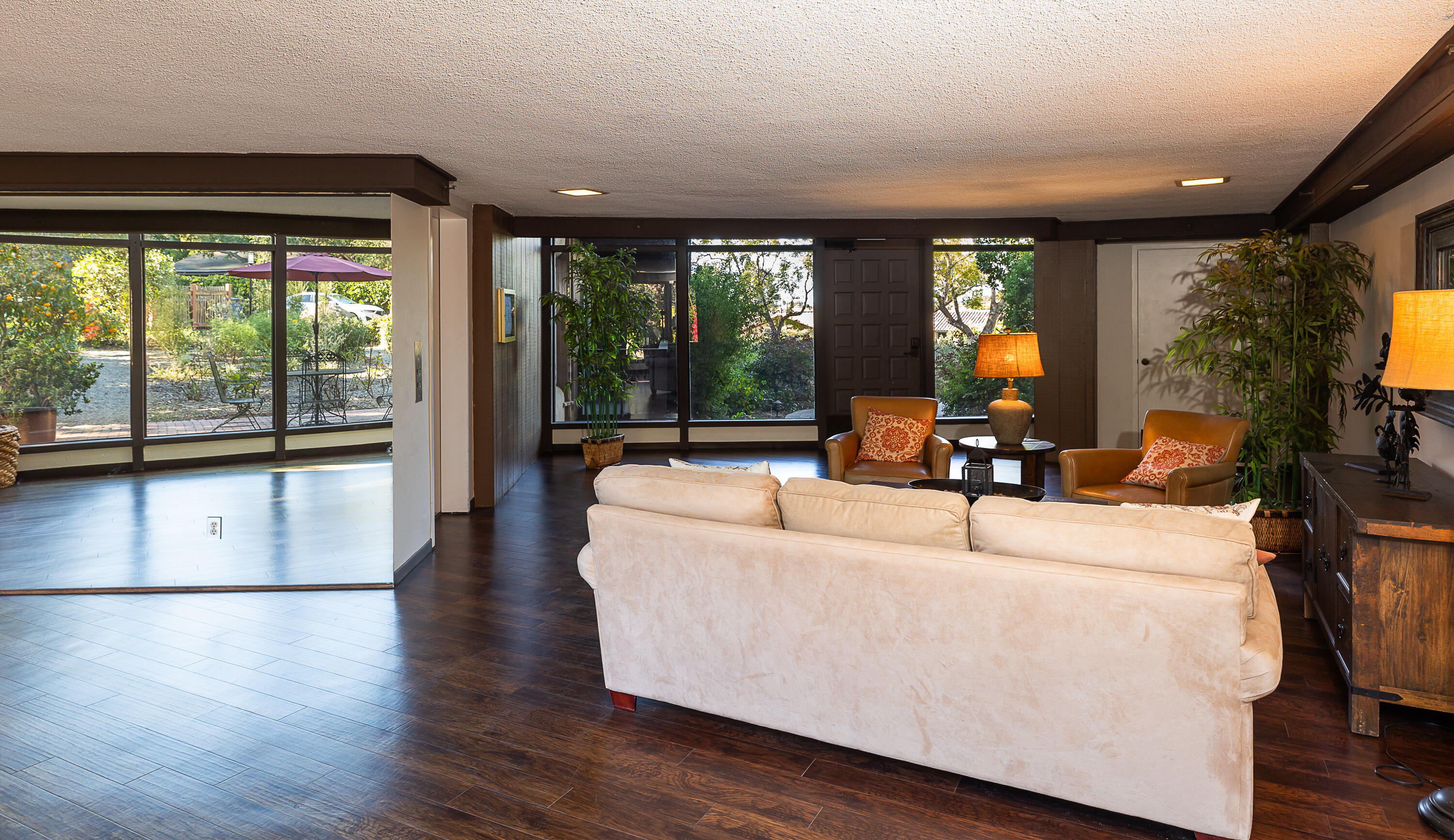 Santa Barbara, California 93105, United States, 2 Bedrooms Bedrooms, ,2 BathroomsBathrooms,Residential,Pending,18454