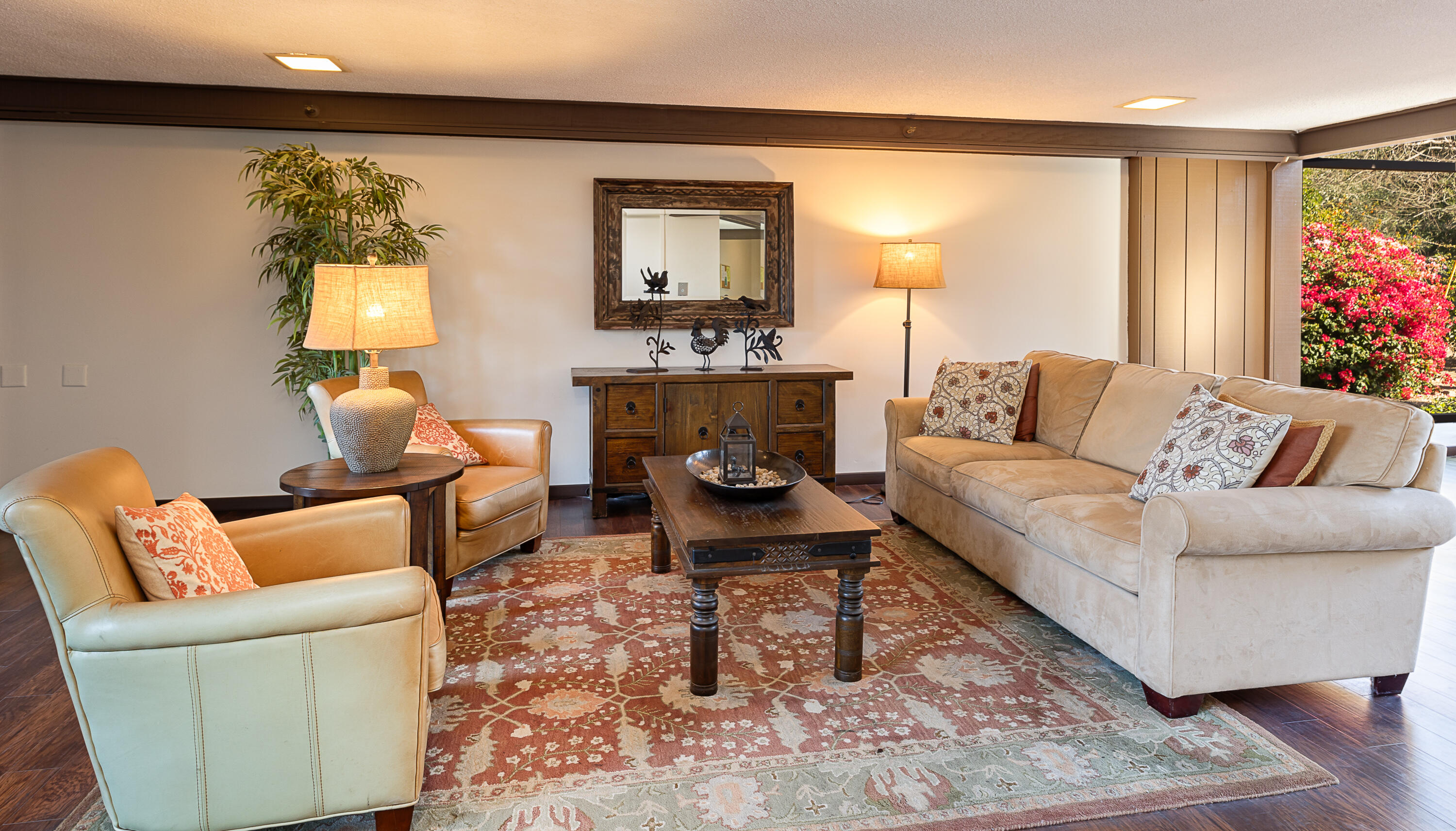 Santa Barbara, California 93105, United States, 2 Bedrooms Bedrooms, ,2 BathroomsBathrooms,Residential,Pending,18454