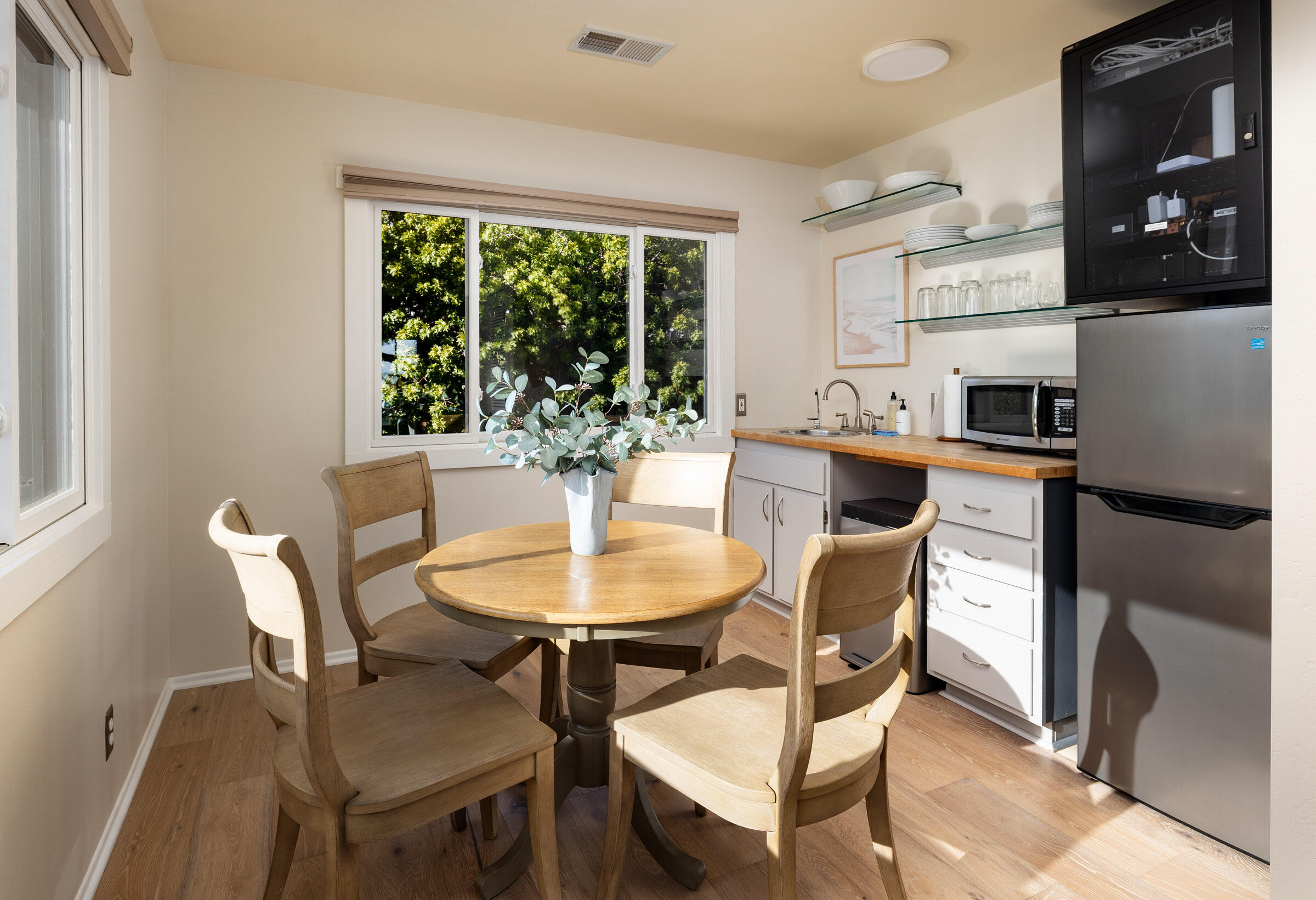 Santa Barbara, California 93109, United States, 5 Bedrooms Bedrooms, ,4 BathroomsBathrooms,Residential,Active,223255