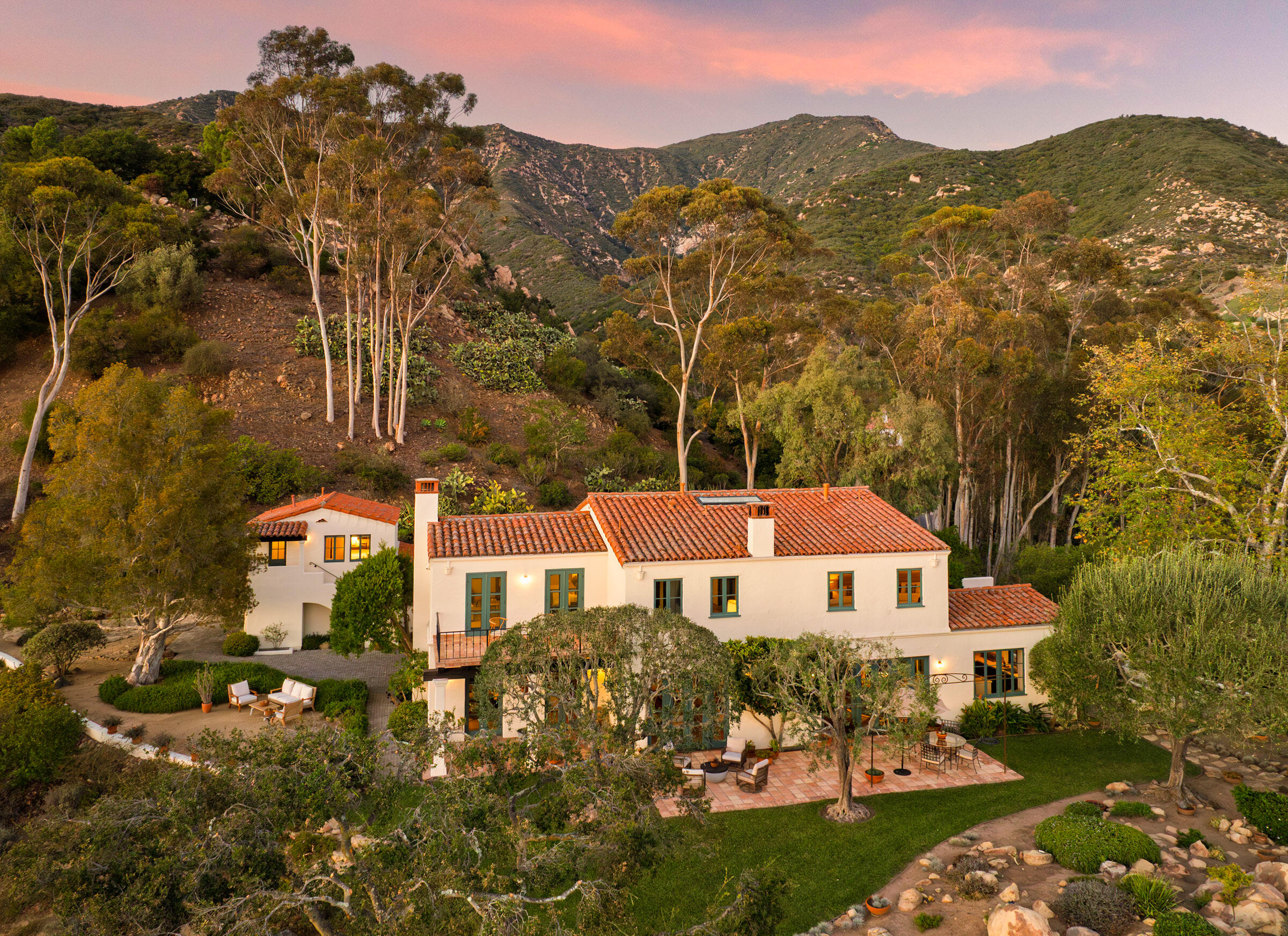 Santa Barbara, California 93108, United States, 3 Bedrooms Bedrooms, ,4 BathroomsBathrooms,Residential,Pending,230939