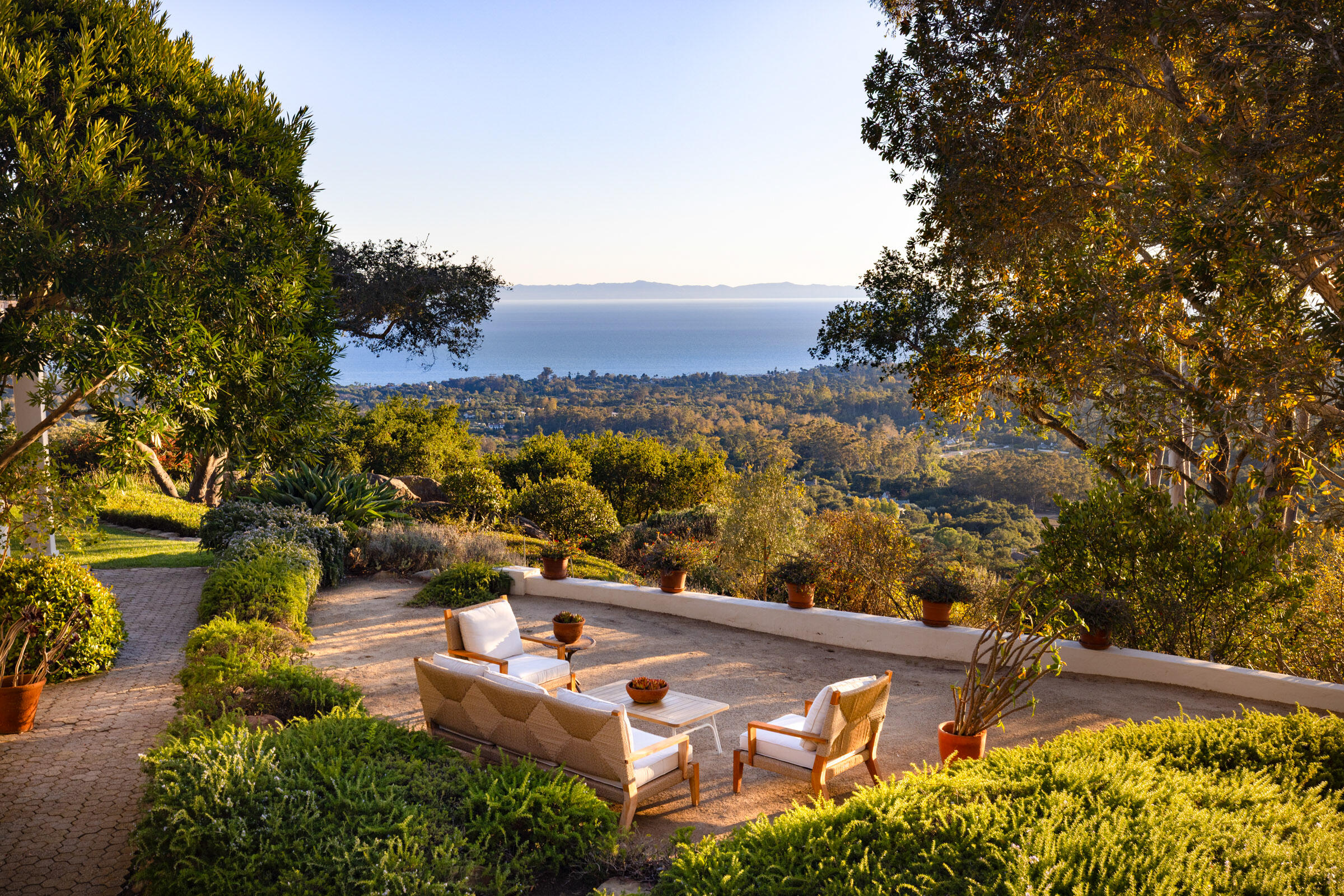 Santa Barbara, California 93108, United States, 3 Bedrooms Bedrooms, ,4 BathroomsBathrooms,Residential,Pending,230939