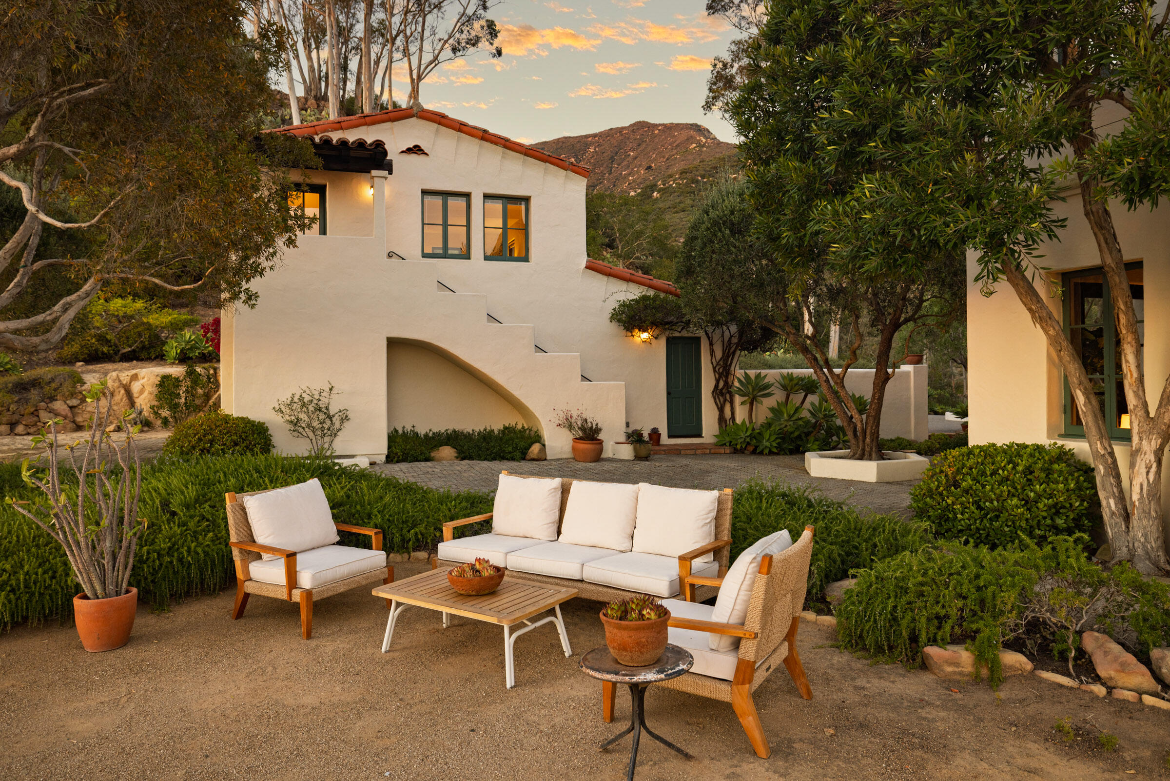 Santa Barbara, California 93108, United States, 3 Bedrooms Bedrooms, ,4 BathroomsBathrooms,Residential,Pending,230939