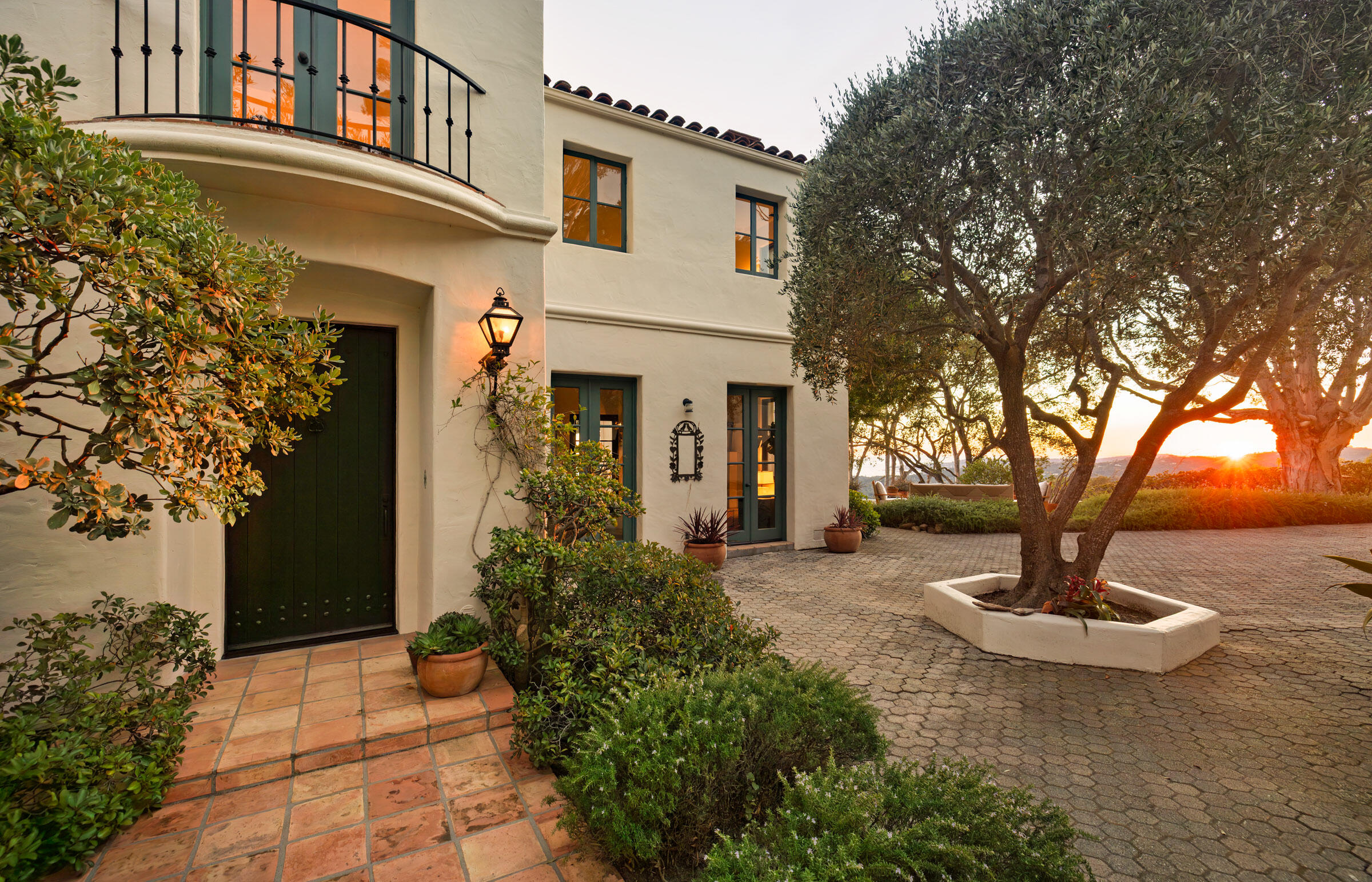 Santa Barbara, California 93108, United States, 3 Bedrooms Bedrooms, ,4 BathroomsBathrooms,Residential,Pending,230939