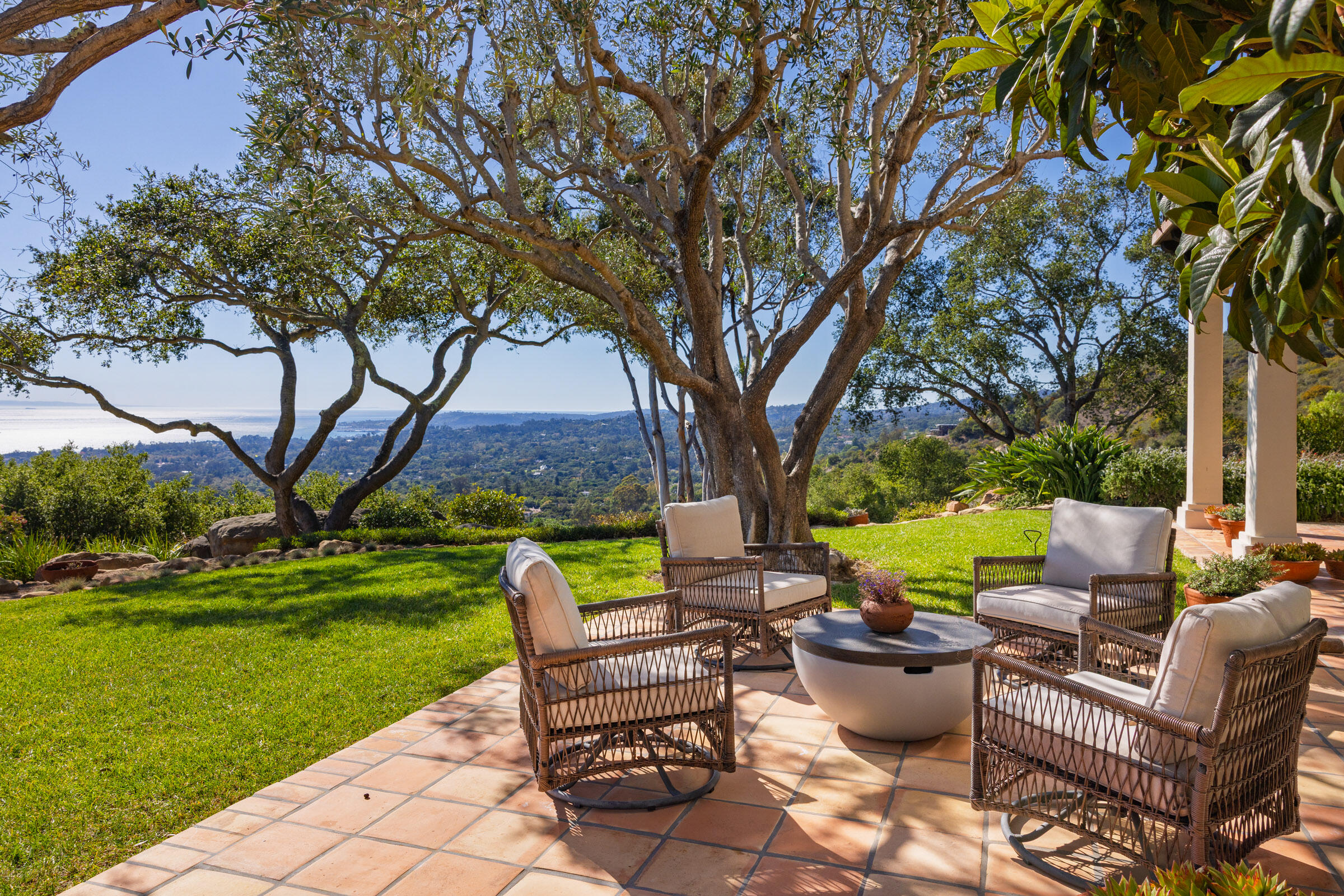 Santa Barbara, California 93108, United States, 3 Bedrooms Bedrooms, ,4 BathroomsBathrooms,Residential,Pending,230939