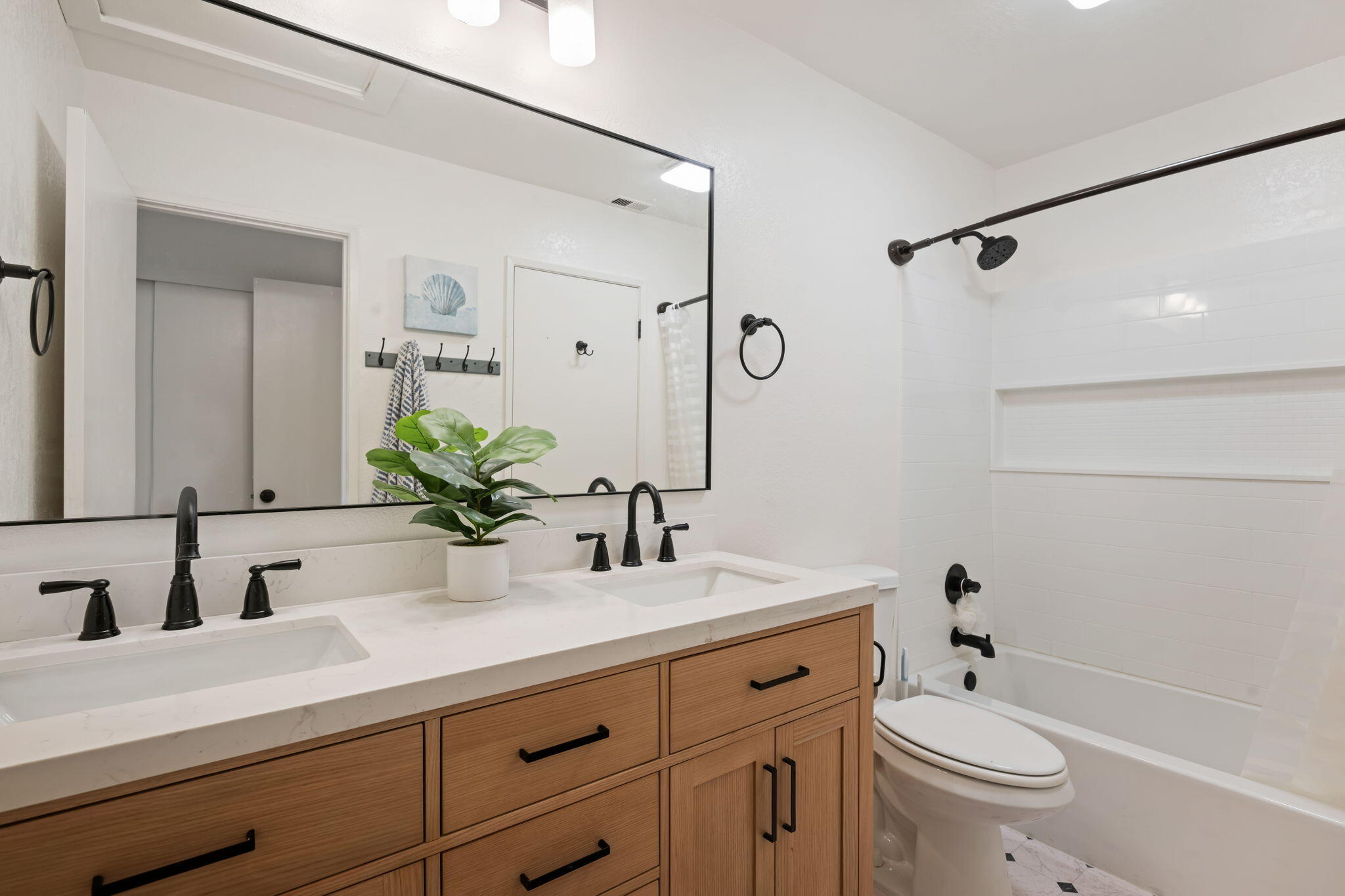 Santa Barbara, California 93111, United States, 3 Bedrooms Bedrooms, ,2 BathroomsBathrooms,Residential,Active,205593