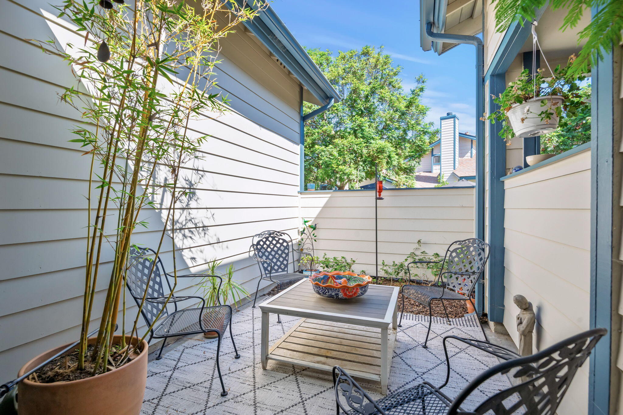 Santa Barbara, California 93111, United States, 3 Bedrooms Bedrooms, ,2 BathroomsBathrooms,Residential,Active,205593