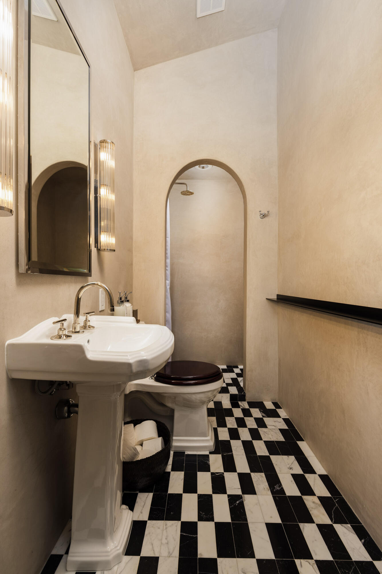 Montecito, California 93108, United States, 3 Bedrooms Bedrooms, ,4 BathroomsBathrooms,Residential,Active,72754