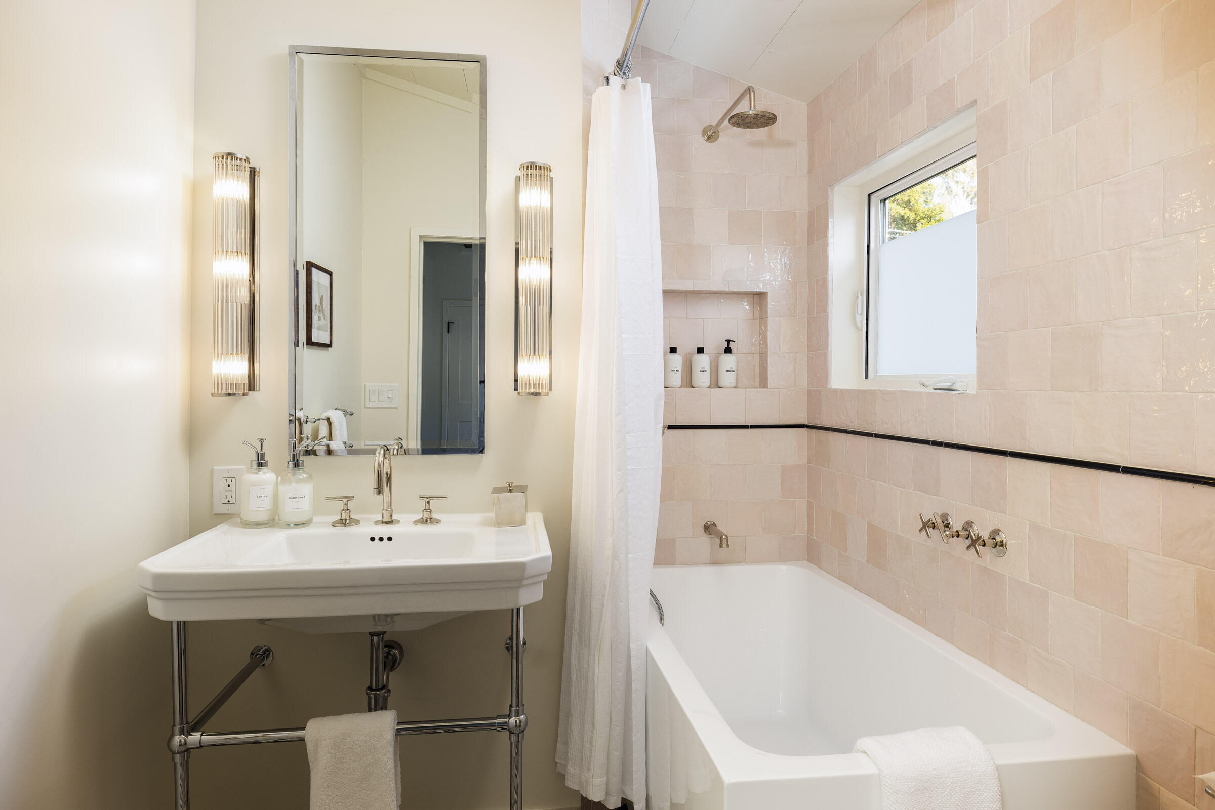 Montecito, California 93108, United States, 3 Bedrooms Bedrooms, ,4 BathroomsBathrooms,Residential,Active,72754