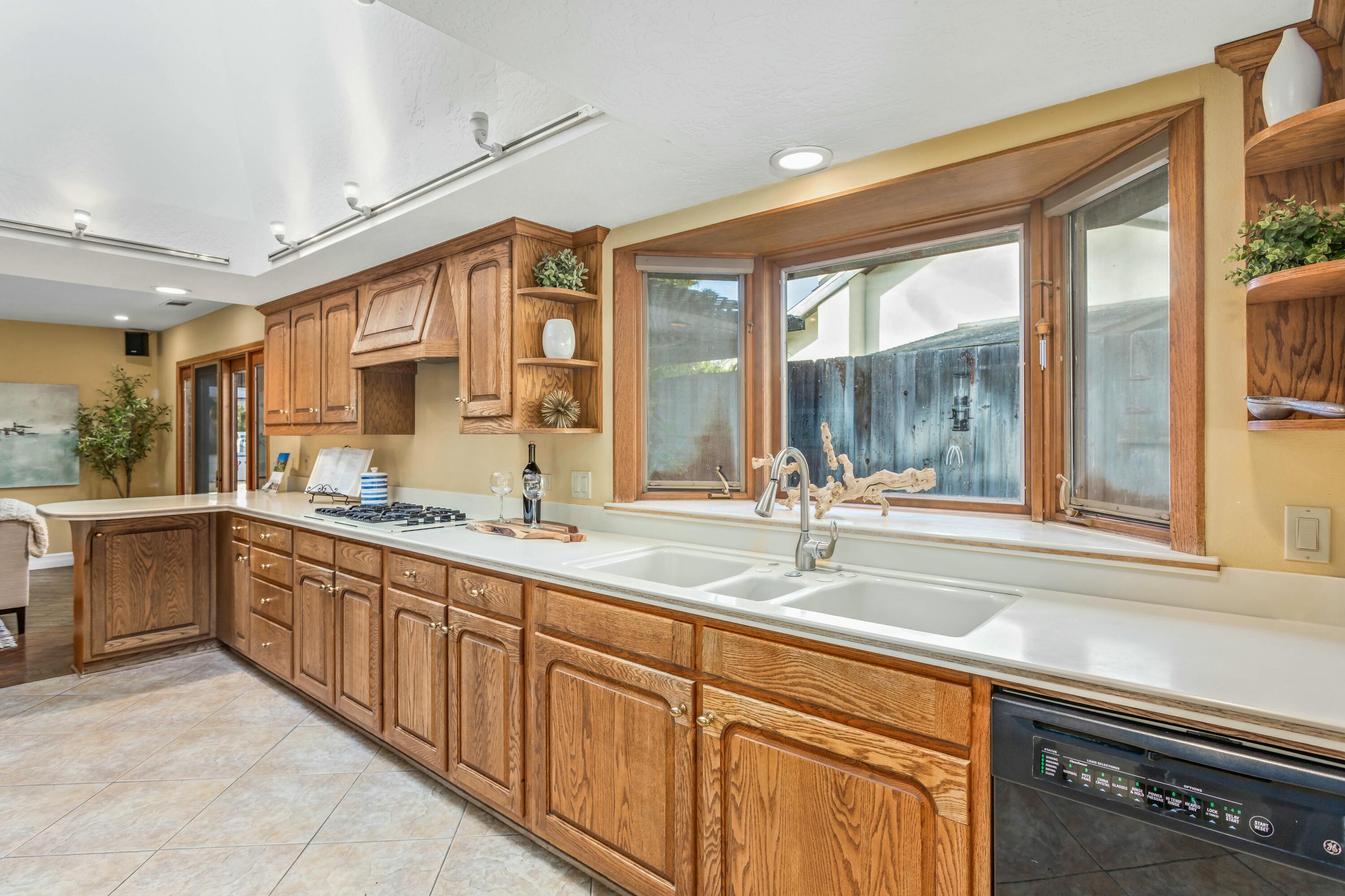 Santa Barbara, California 93111, United States, 3 Bedrooms Bedrooms, ,2 BathroomsBathrooms,Residential,Pending,5524