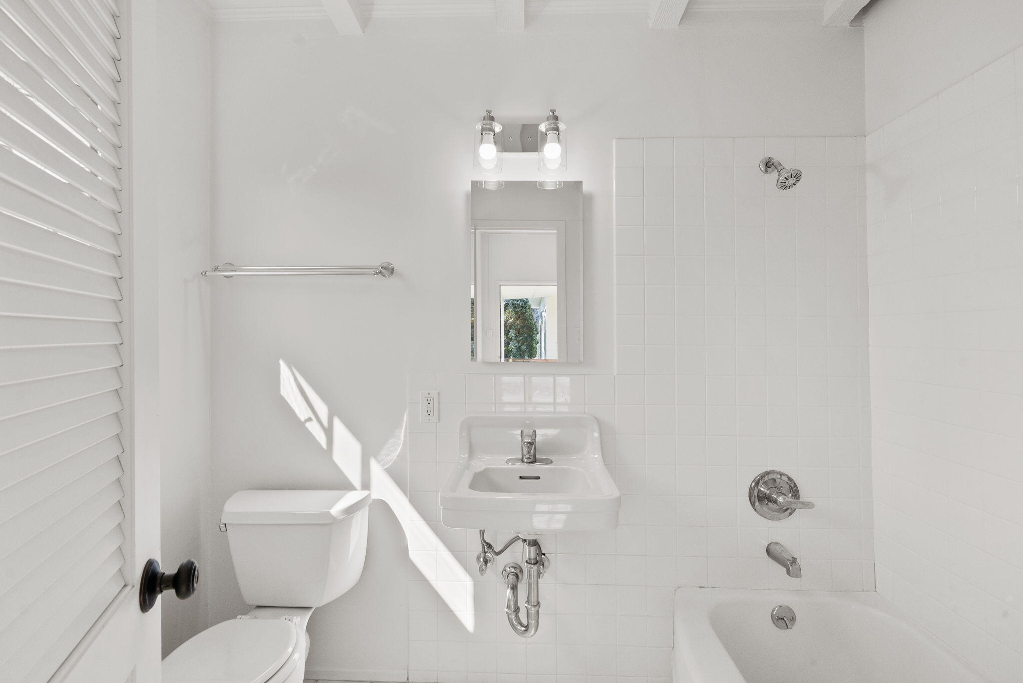 Montecito, California 93108, United States, 4 Bedrooms Bedrooms, ,3 BathroomsBathrooms,Residential,Active,77043