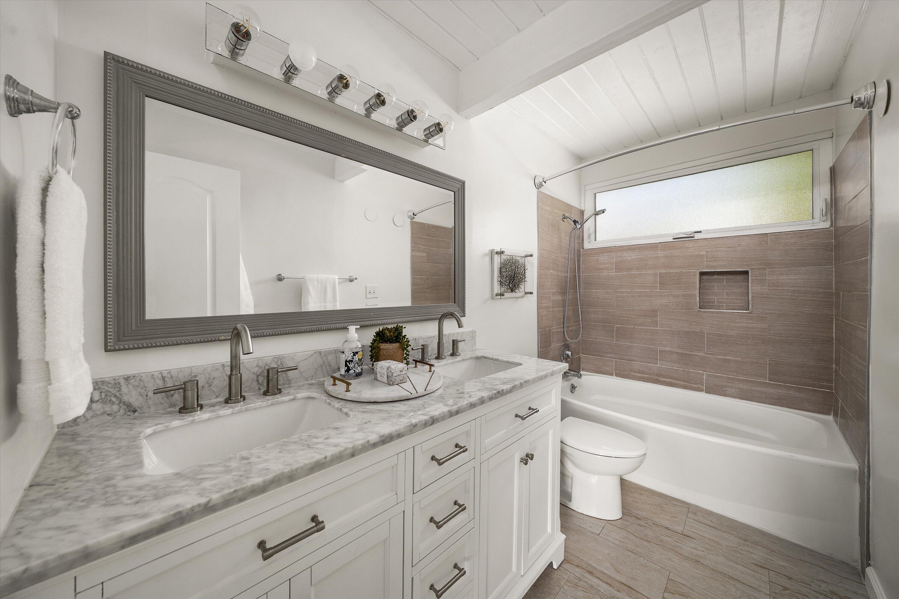 Santa Barbara, California 93109, United States, 2 Bedrooms Bedrooms, ,2 BathroomsBathrooms,Residential,Pending,198716