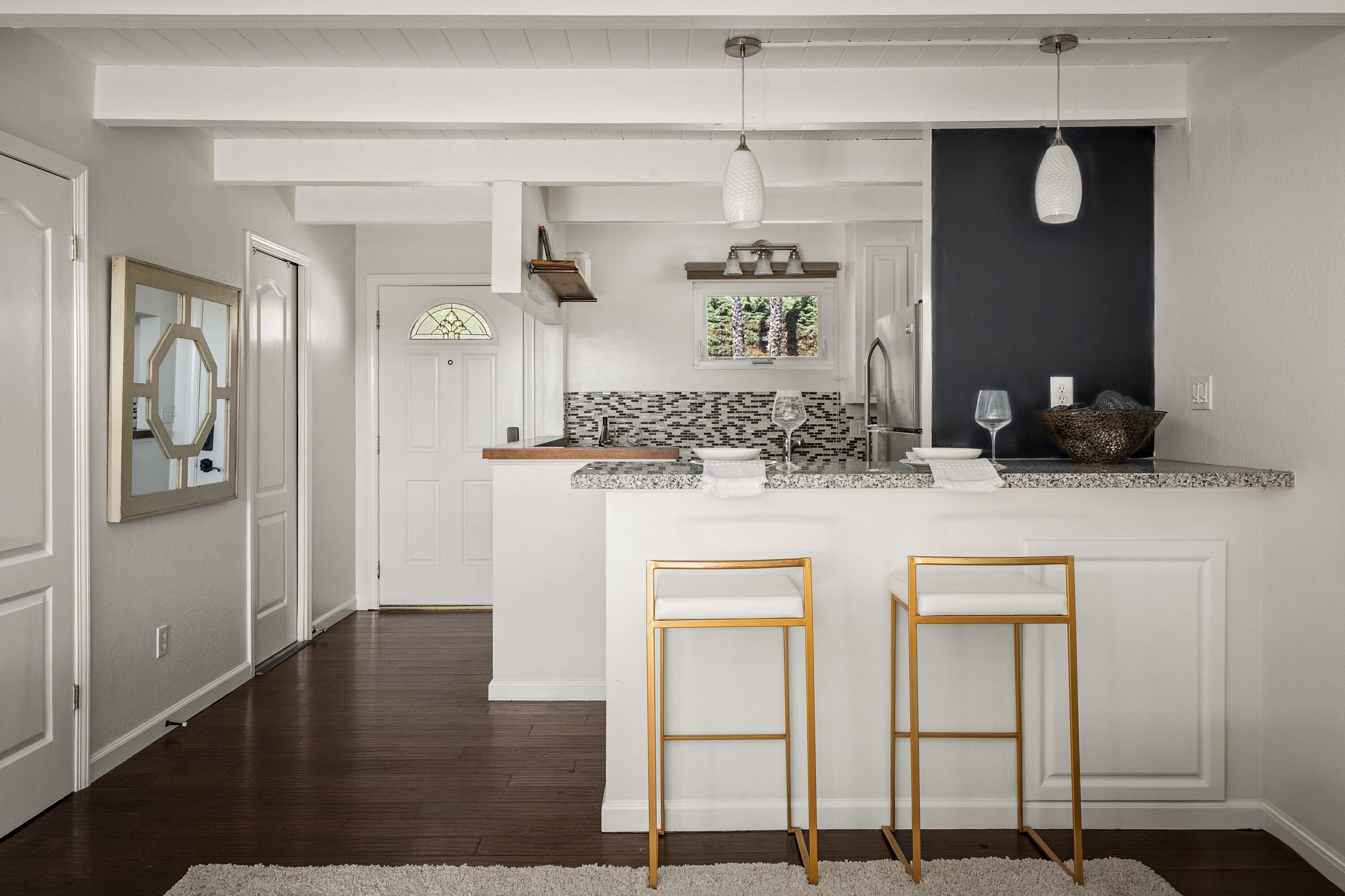 Santa Barbara, California 93109, United States, 2 Bedrooms Bedrooms, ,2 BathroomsBathrooms,Residential,Pending,198716